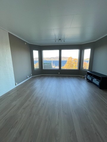 Stue med flott utsikt gjennom store vinduer Galleribilde