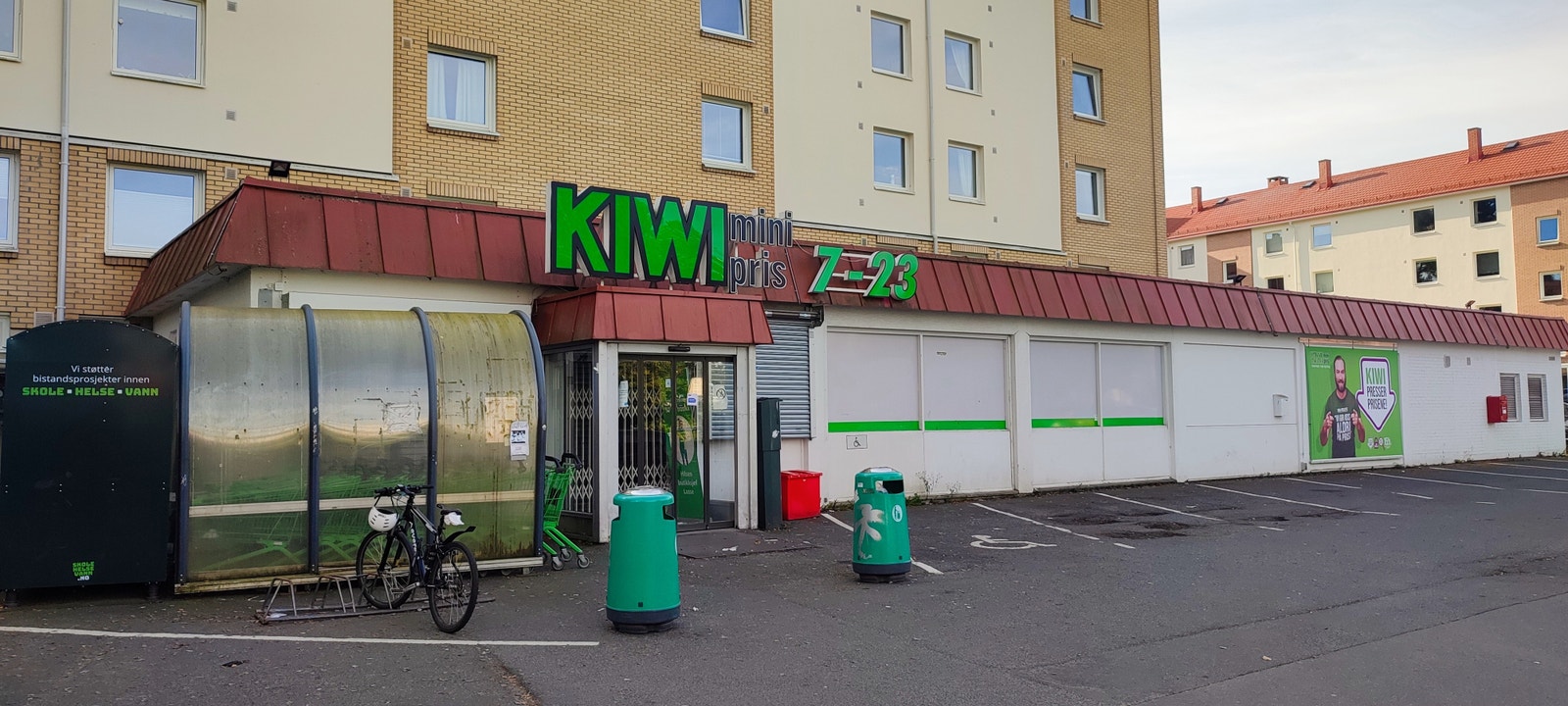 Kiwi ved siden av leiligheten. Galleribilde