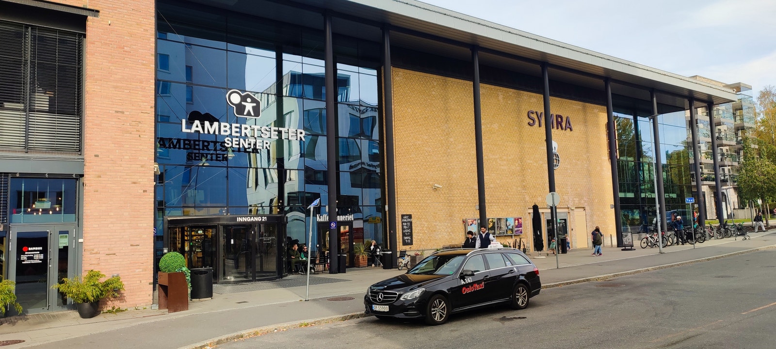 Lambertseter senter/Symra kino i gangavstand fra leiligheten med et rikt utvalg av ulike butikker og servicetilbud. Galleribilde