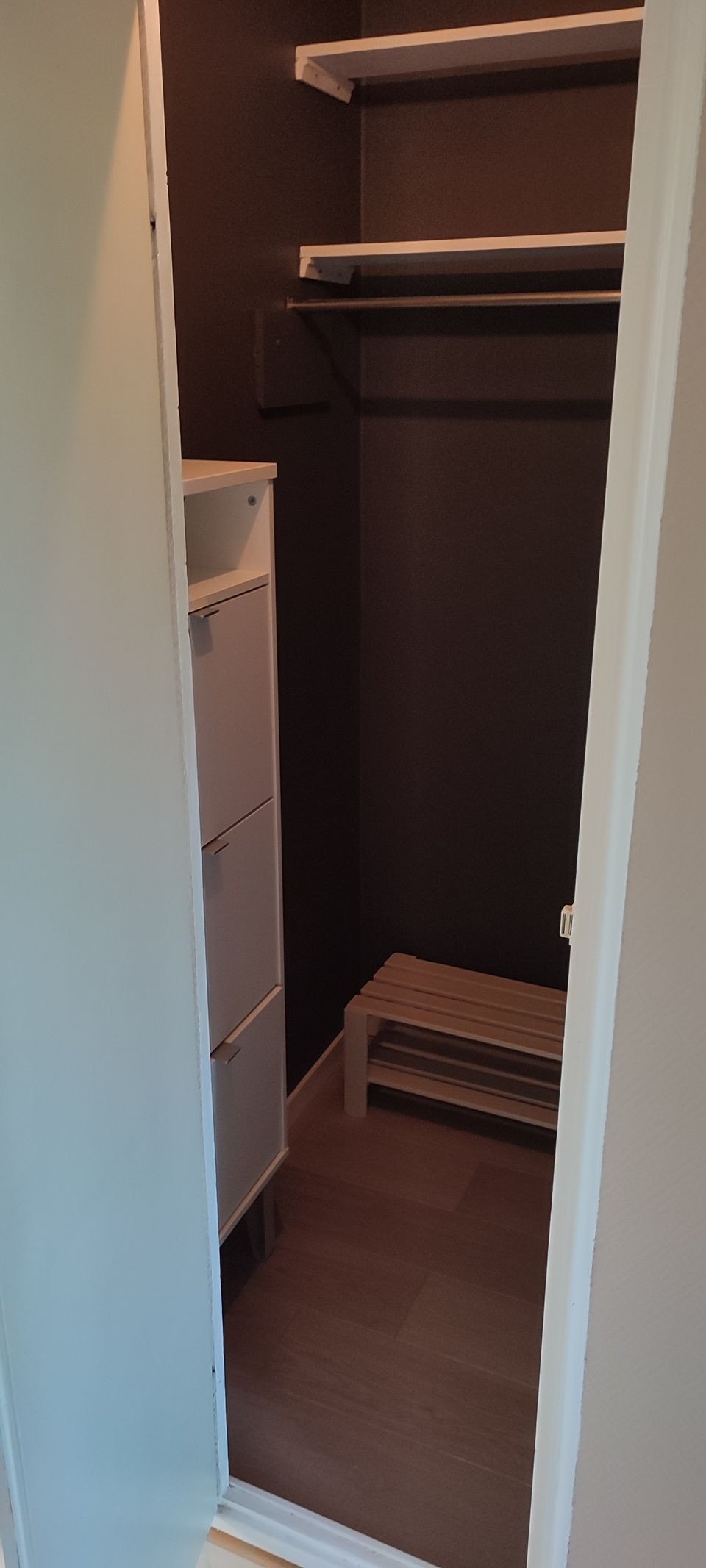 Bod/garderobe ved gangen. Med god oppbevaringsplass. Galleribilde