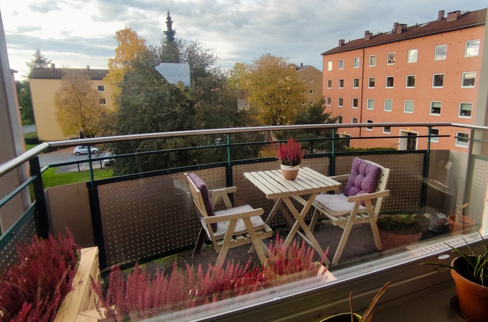 Stor solrik balkong mot rolig bakgård med god plass til sittegruppe. Fritt utsyn og gode solforhold. Galleribilde