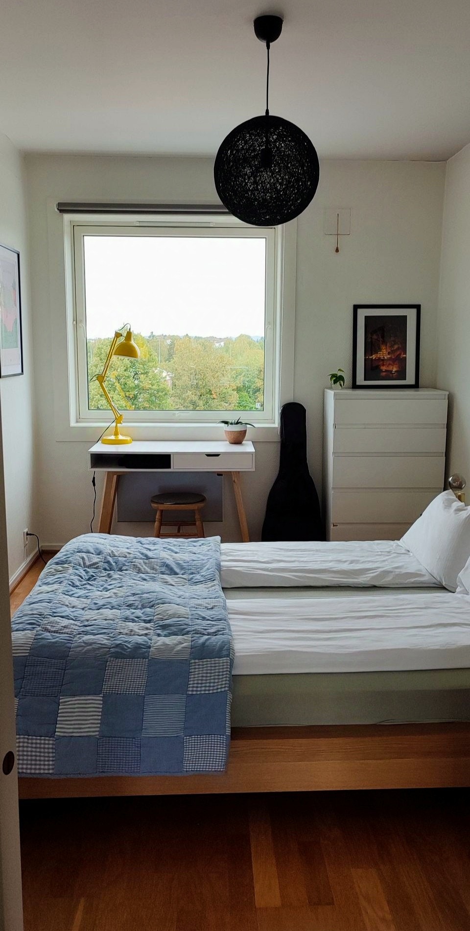 Hovedsoverom. Med god plass til stor dobbeltseng og skrivebord. Galleribilde