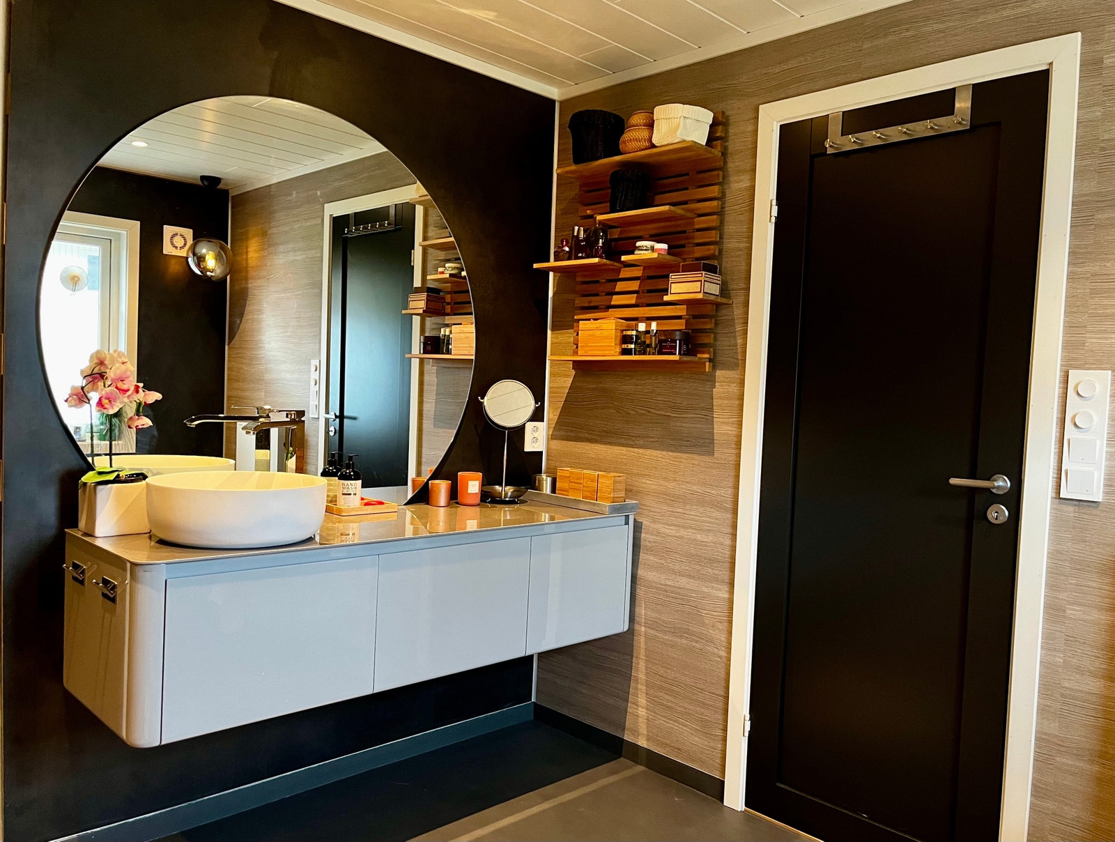 Stort speil og romslig baderomsinnredning med 3 dype skuffer og veggskap. Galleribilde