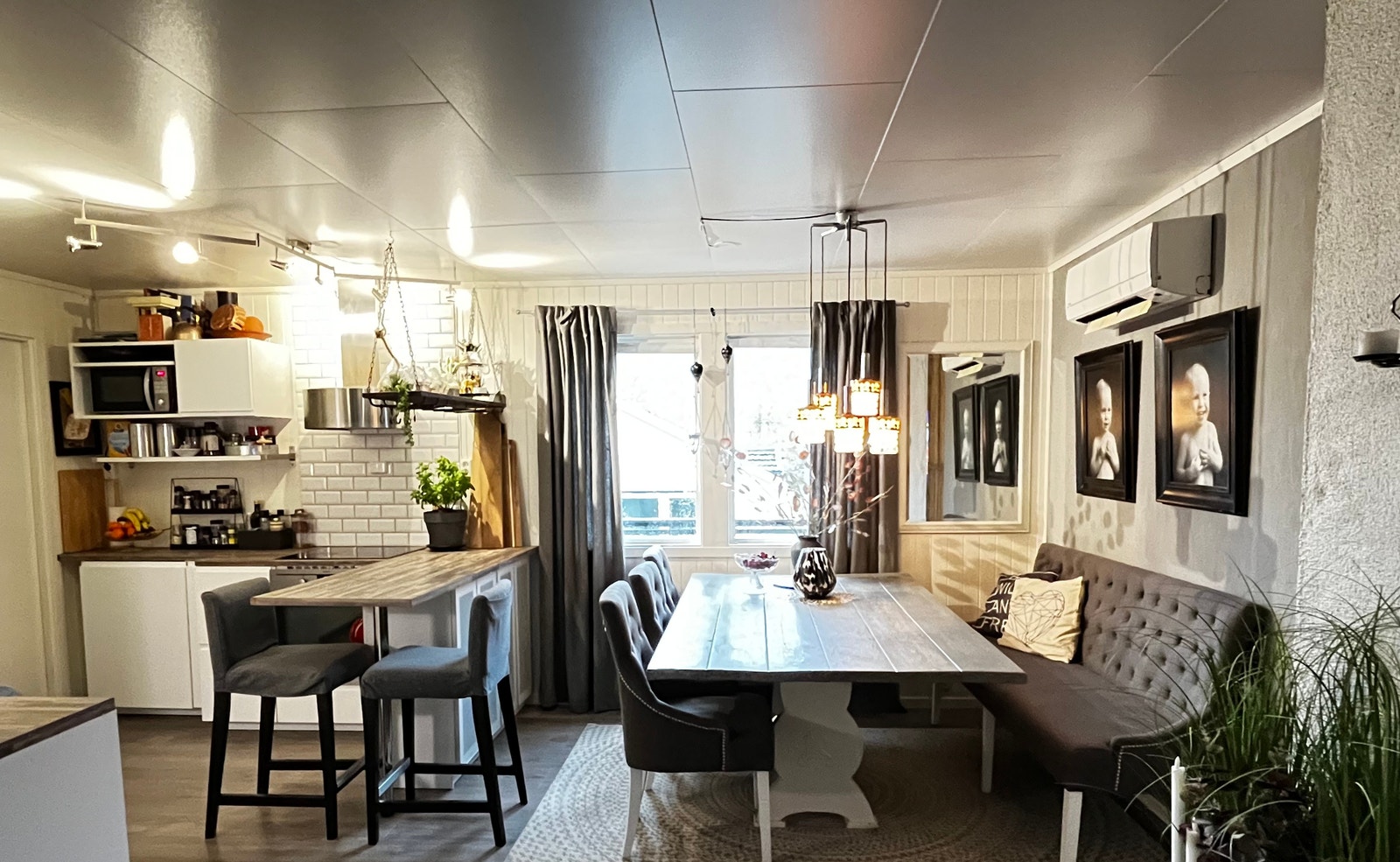 Kjøkken med spiseplass og naturlig innslipp av lys Galleribilde