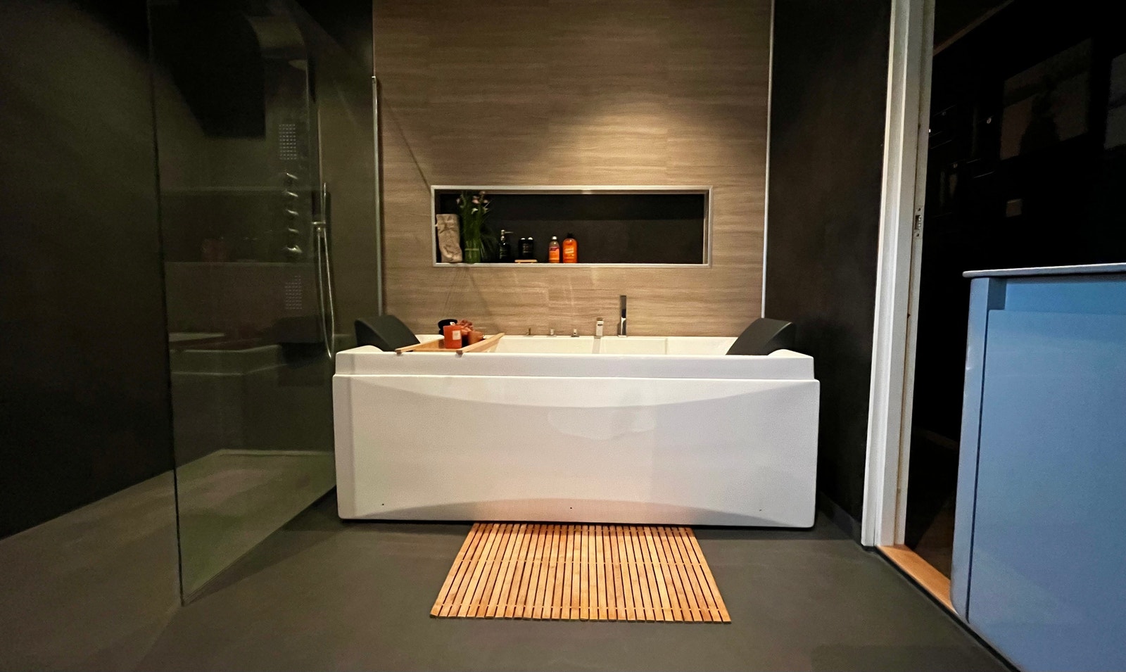 Badekar med praktisk nisje til stemingslys for avslapping og spafølelsen. Galleribilde