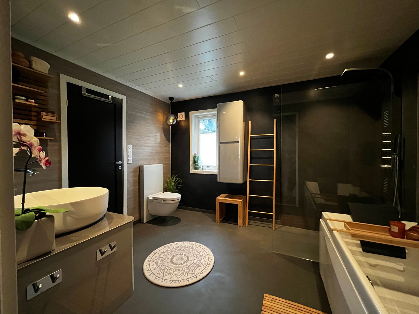 Innbydende og varmt bad fra 2023 gir en fin start på dagen. Våtromsplater på vegg og mikrosement på gulv og i dusjsonen. Galleribilde