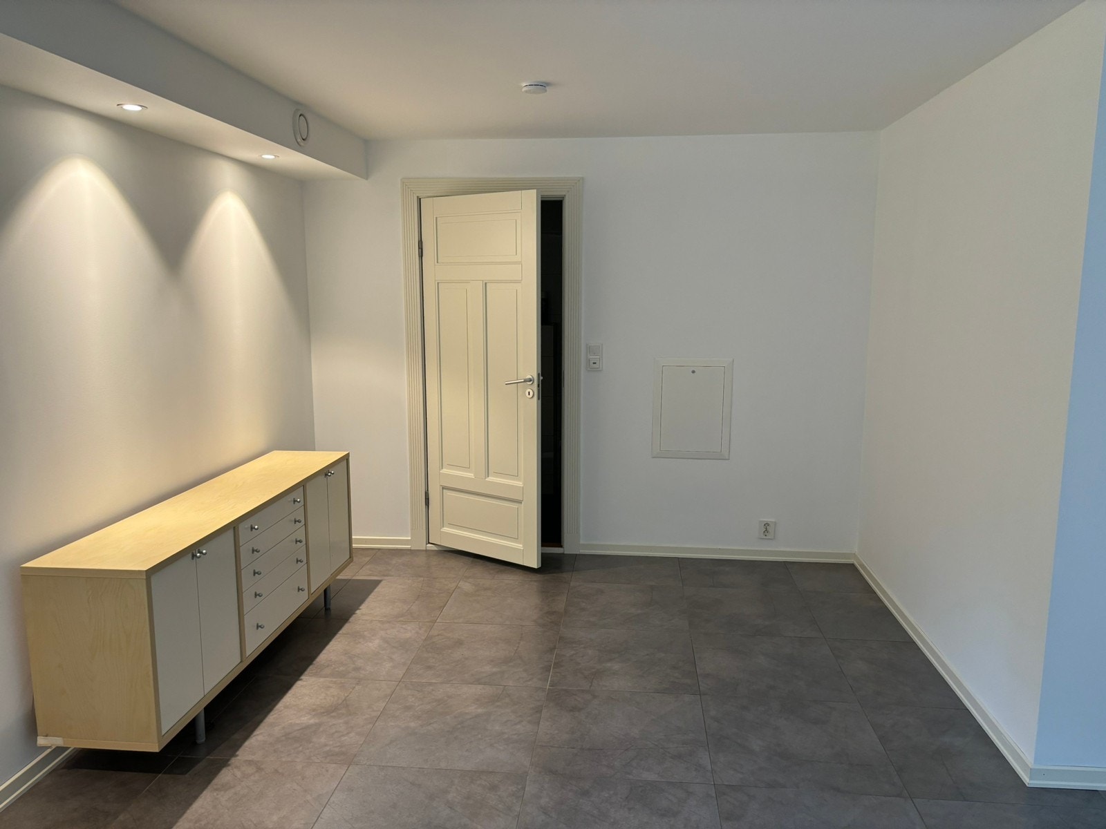 Lys og fin stue, nyoppusset,plass til sofa og liten spisegruppe Galleribilde