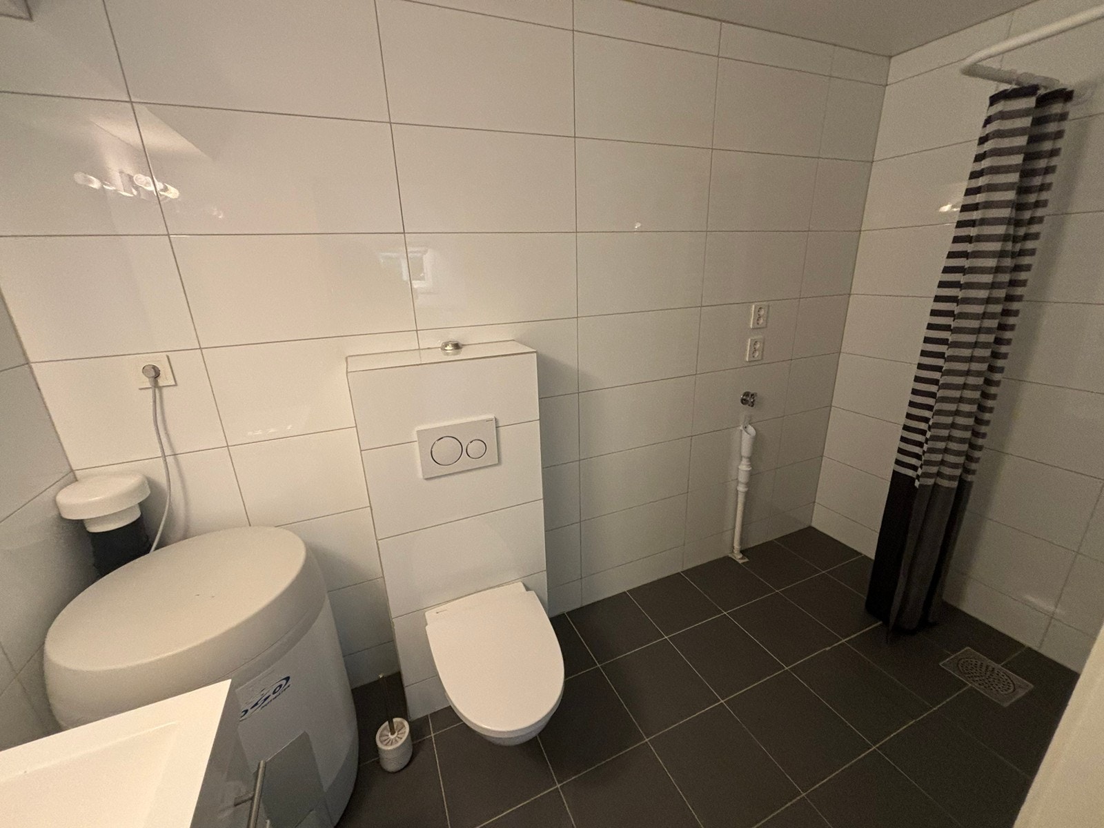 Fin størrelse på bad, plass til vaskemaskin, varmtvann inkludert Galleribilde