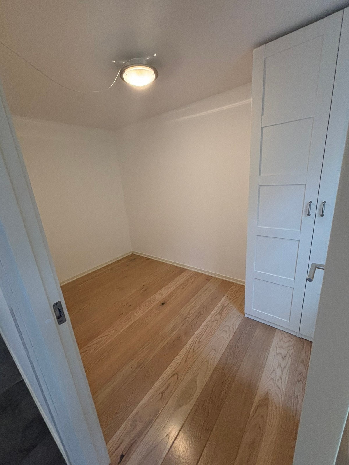 Nyoppusset soverom med skap Galleribilde