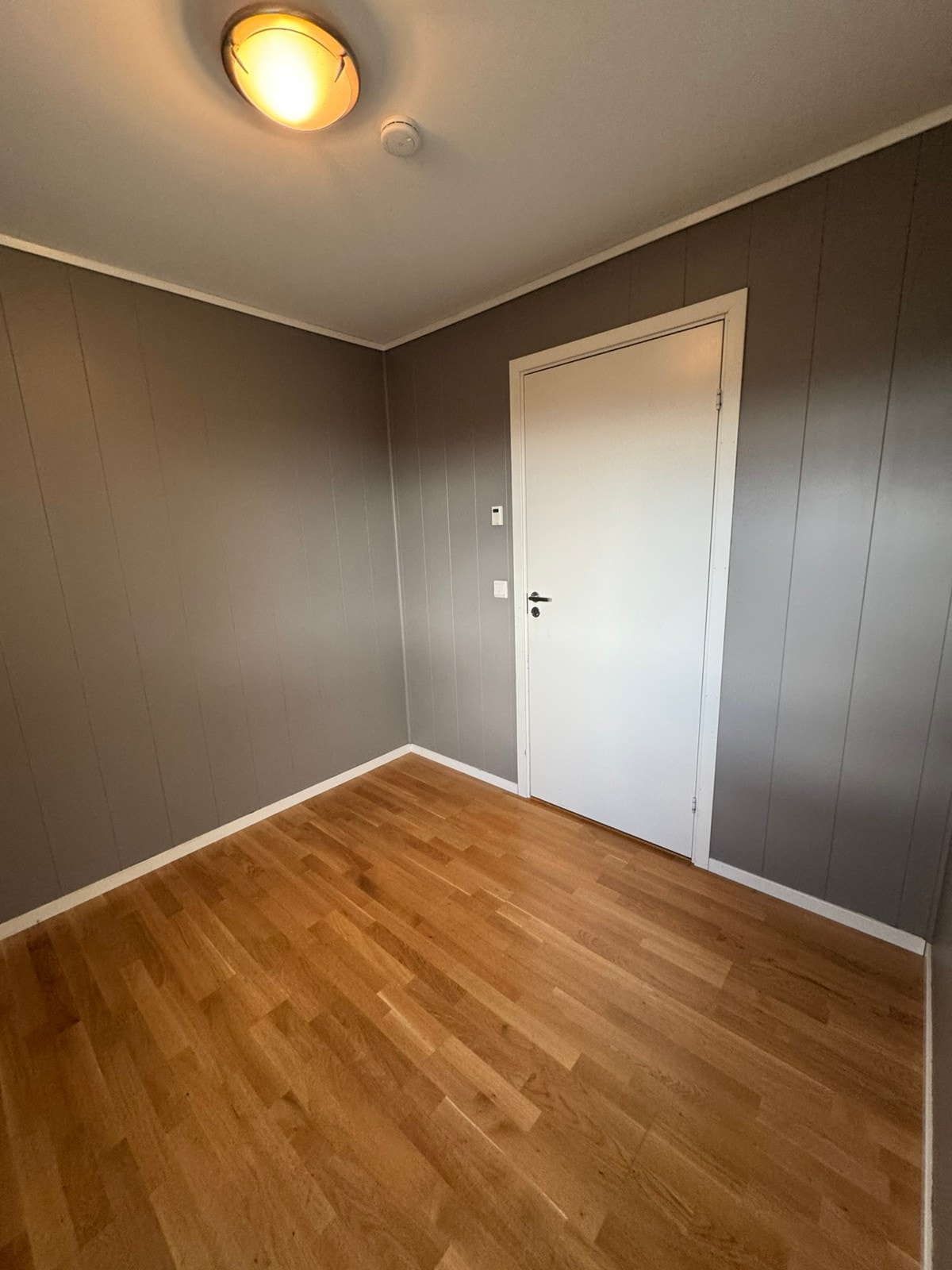 Lite soverom umøblert Galleribilde