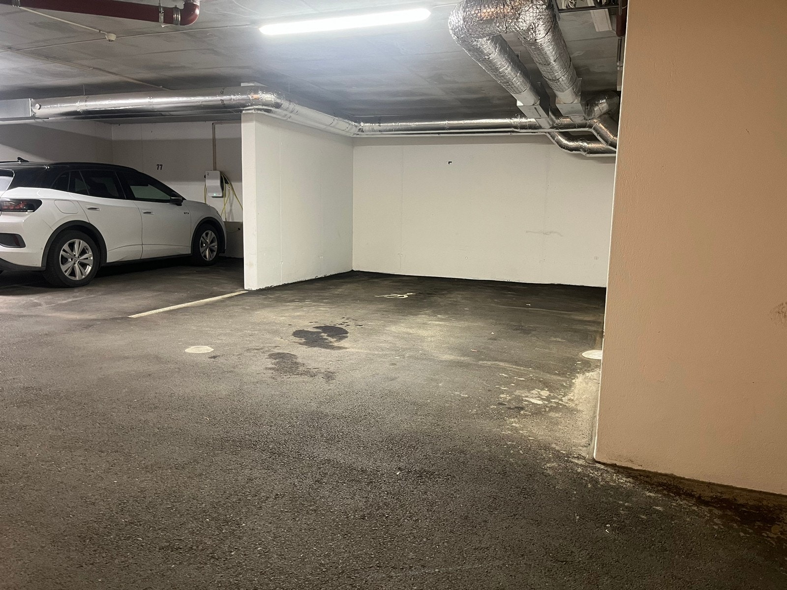 Stor parkeringsplass tilrettelagt for handikappede, og ikke handikappede Galleribilde