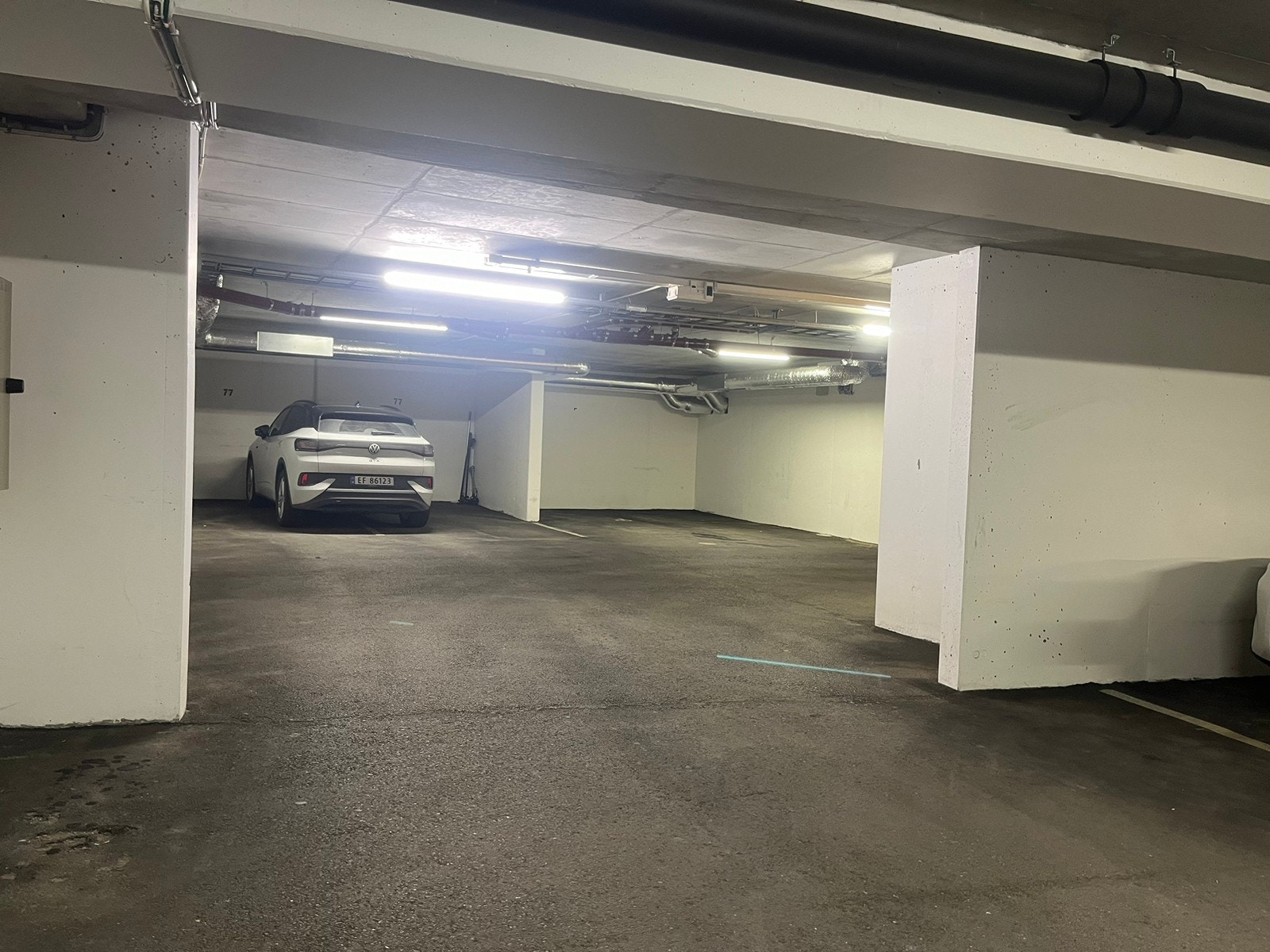 Fin og romslig parkeringsplass i parkeringsgarasje Galleribilde