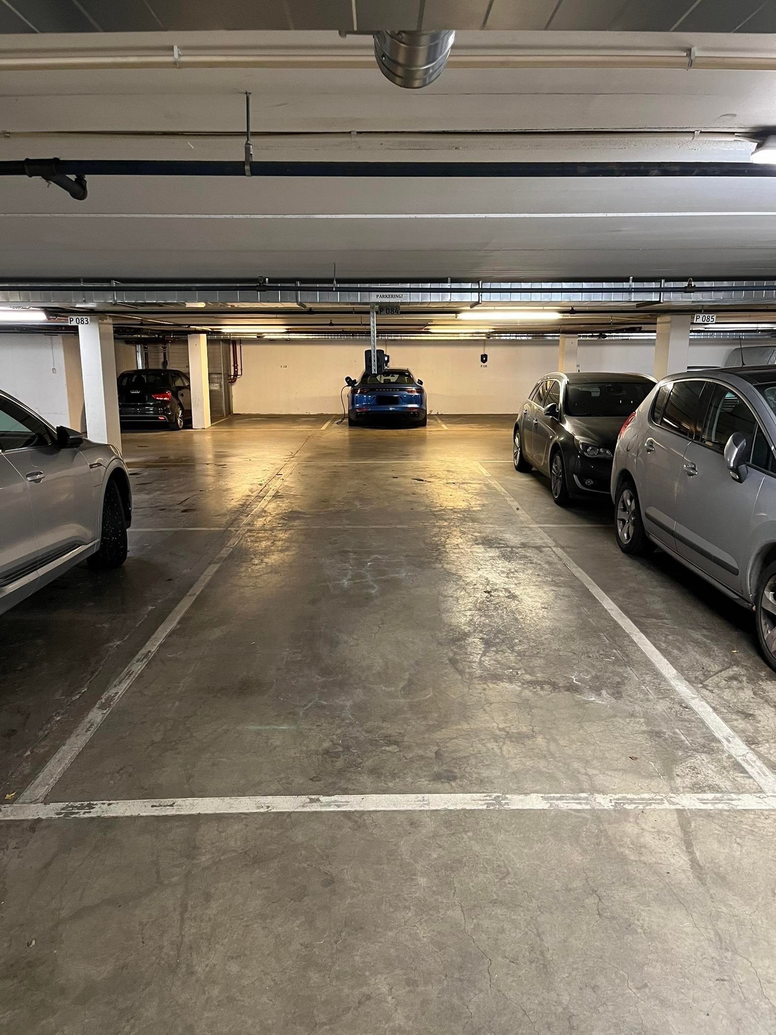 Parkeringsplass med særdeles god plass Galleribilde