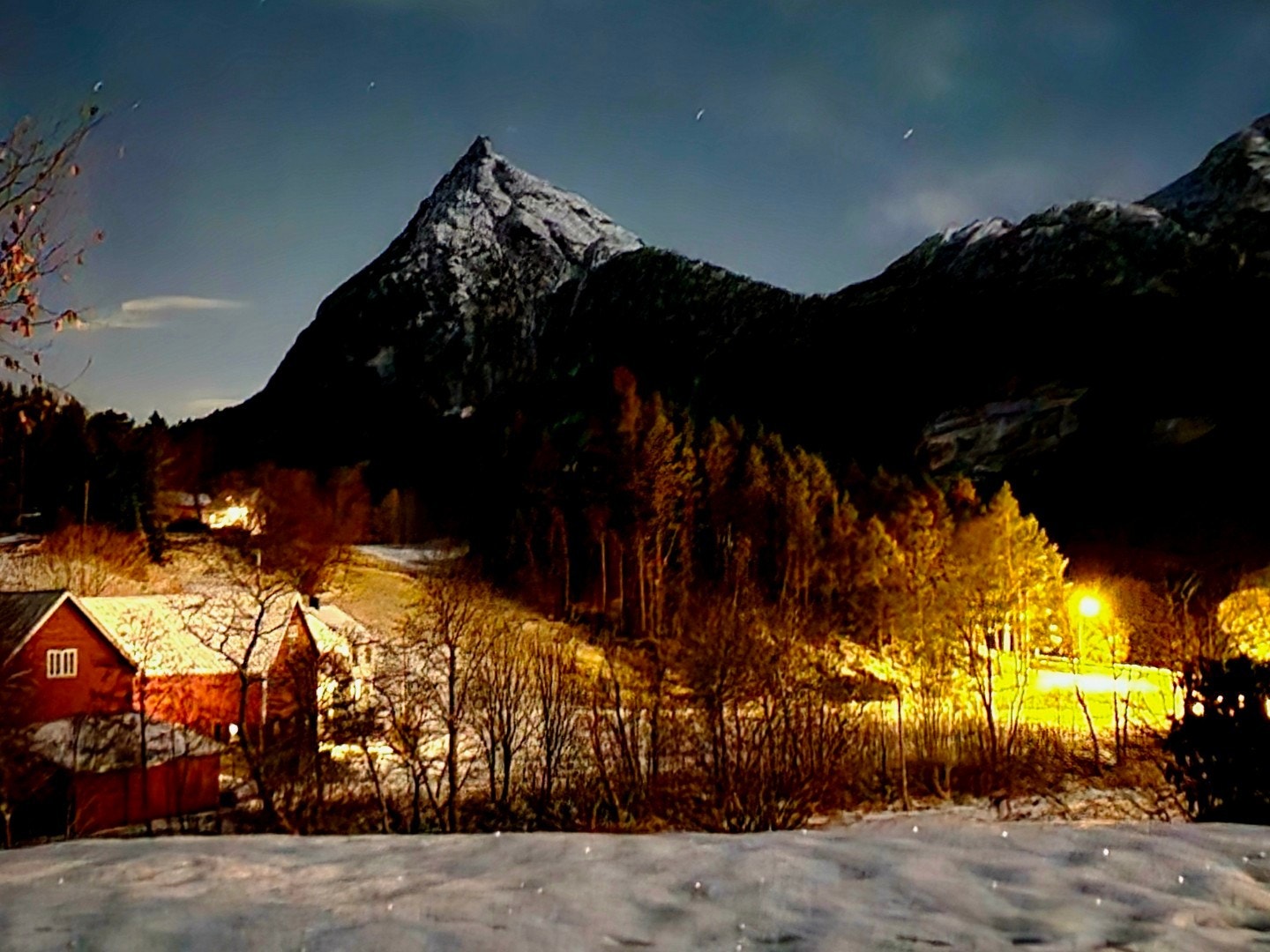 Gardstunet med Keipen i bakgrunnen Galleribilde