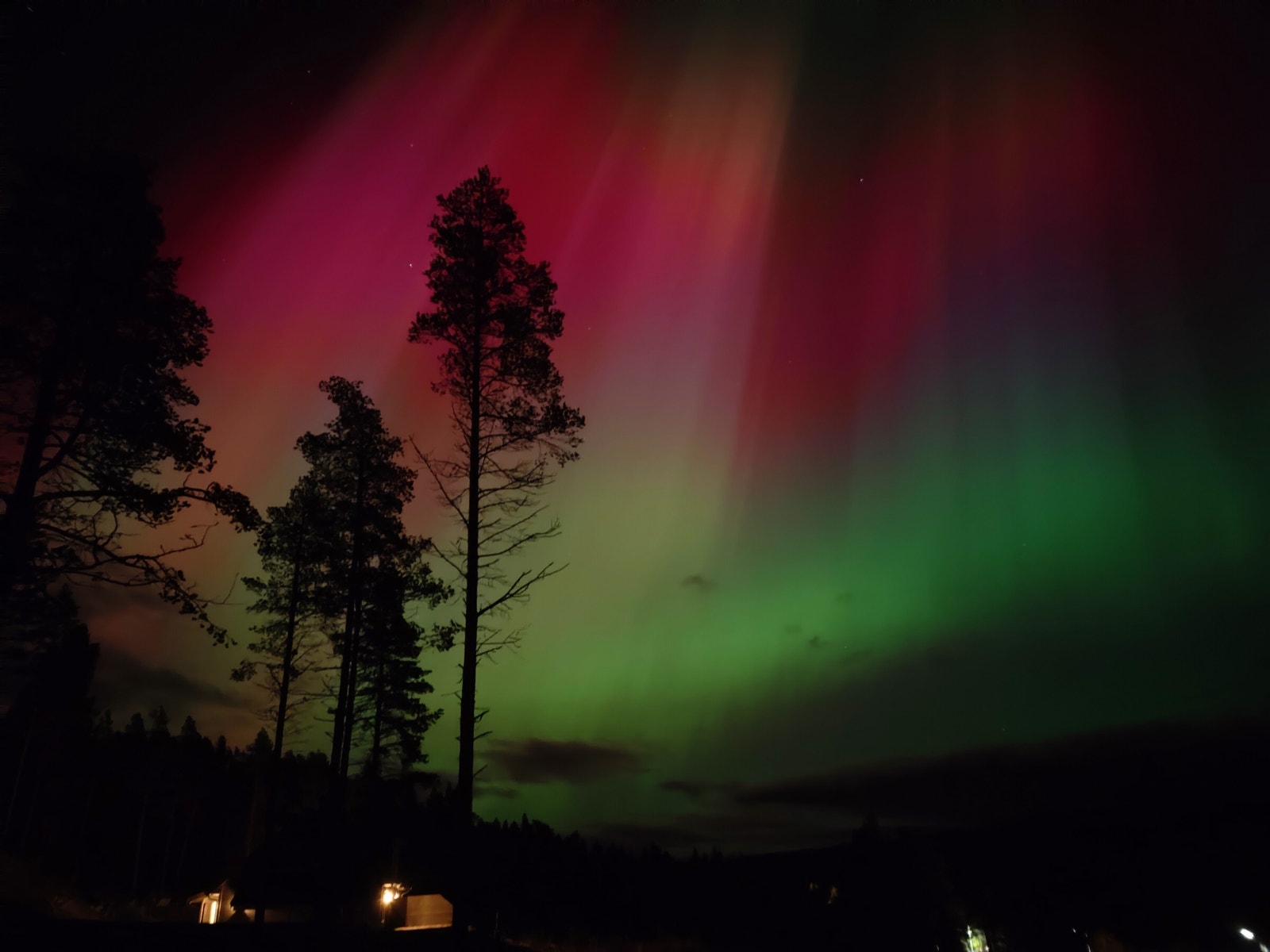 magisk nordlys over tomannsboligen okt-24 Galleribilde