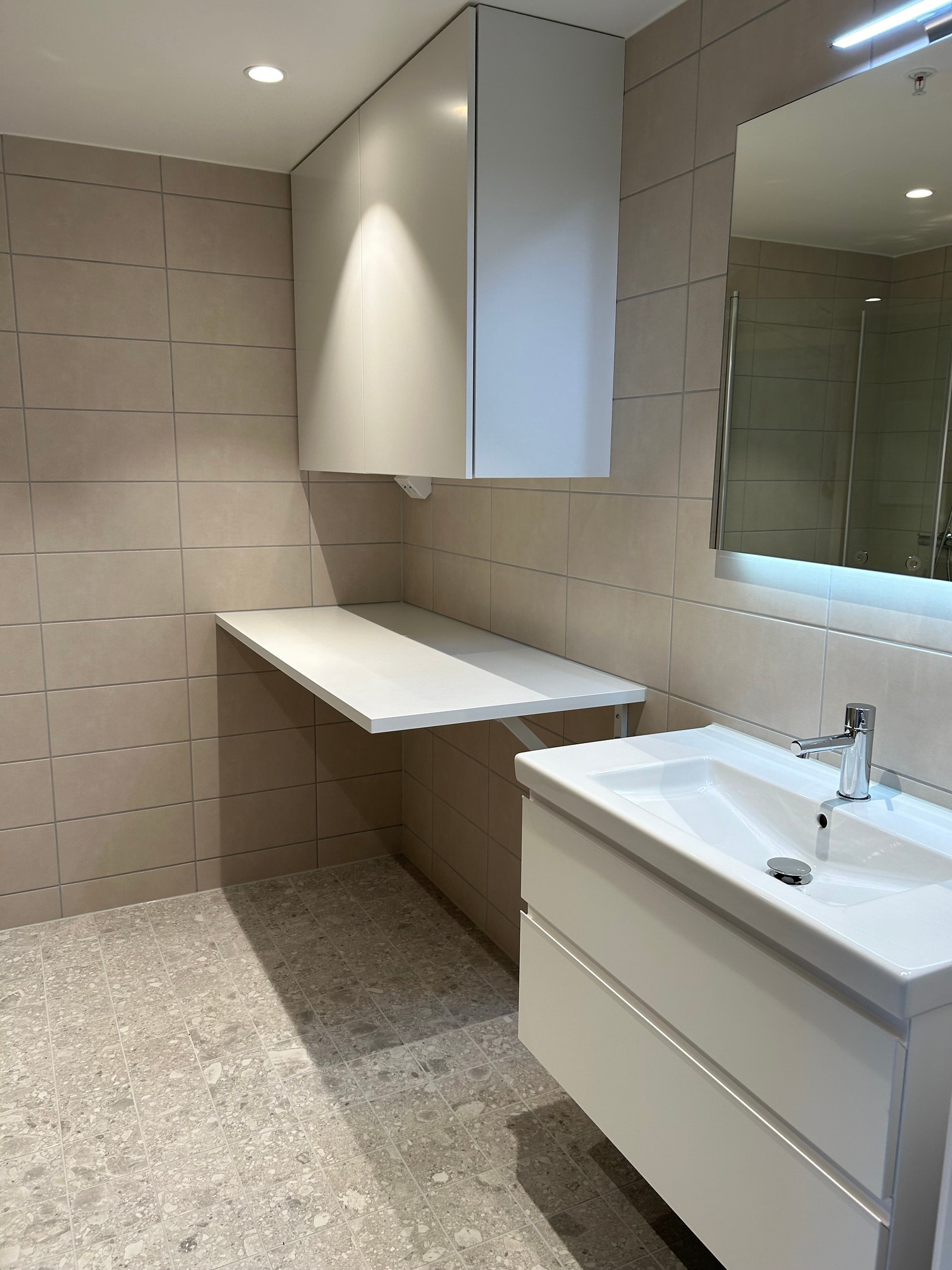 Skap over benk hvor det er plass til vaskemaskin og tørketrommel Galleribilde