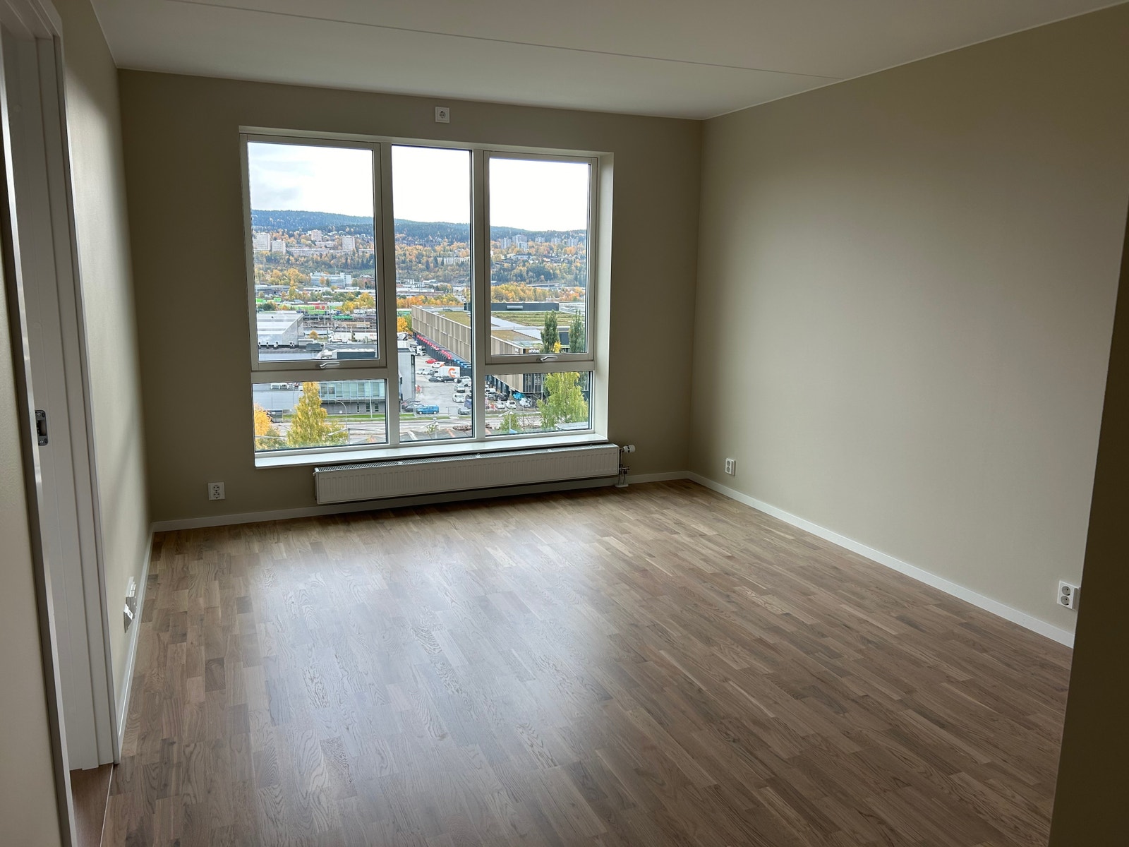 Stue med store vinduer og utsikt Galleribilde