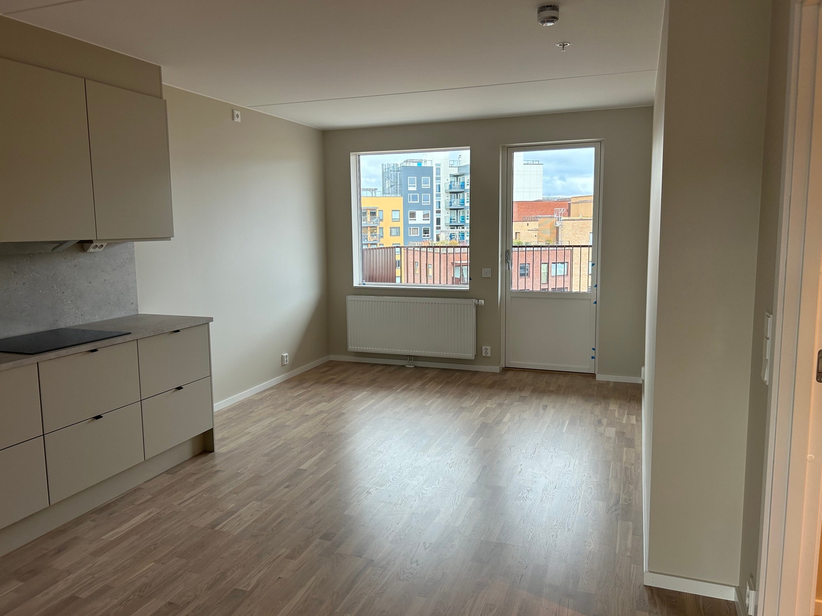 Kjøkken med plass til spisebord og utgang til balkong Galleribilde