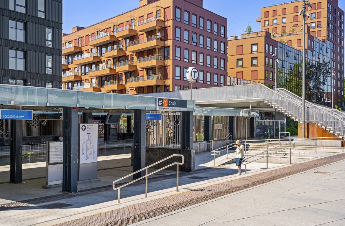 T banestasjon rett utenfor døren Galleribilde