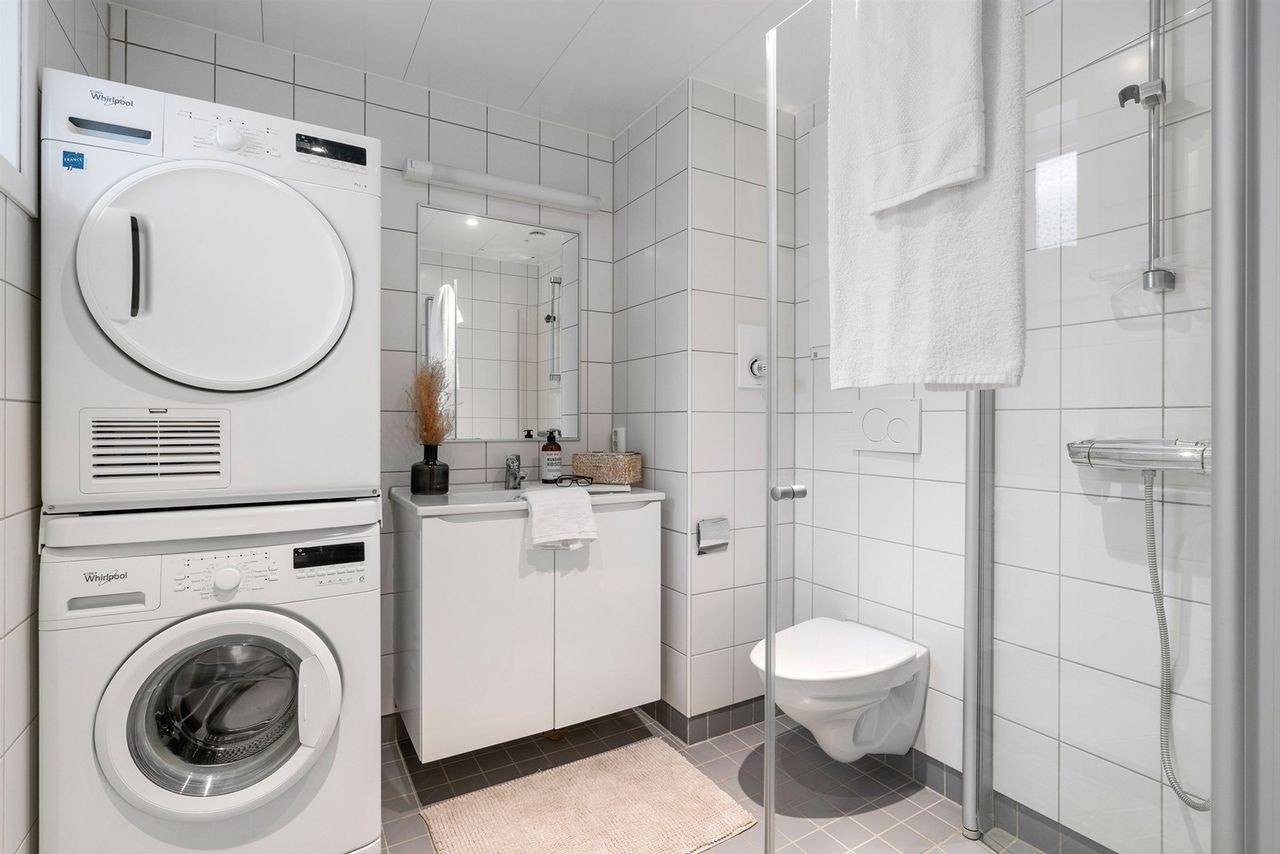 Flott bad med vaskemaskin og tørketrommel Galleribilde