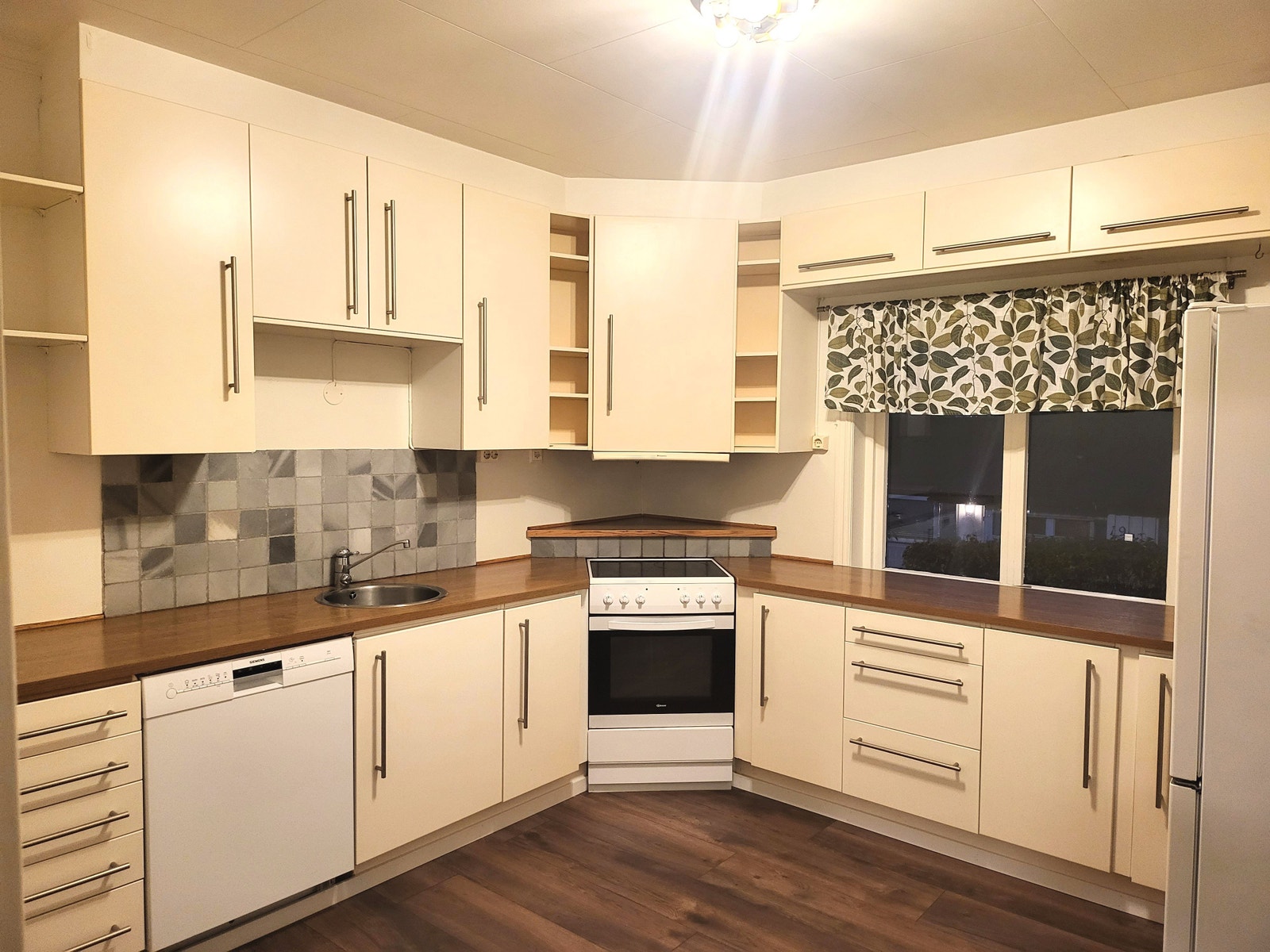 Stort kjøkken med god benk -og oppbevaringsplass Galleribilde