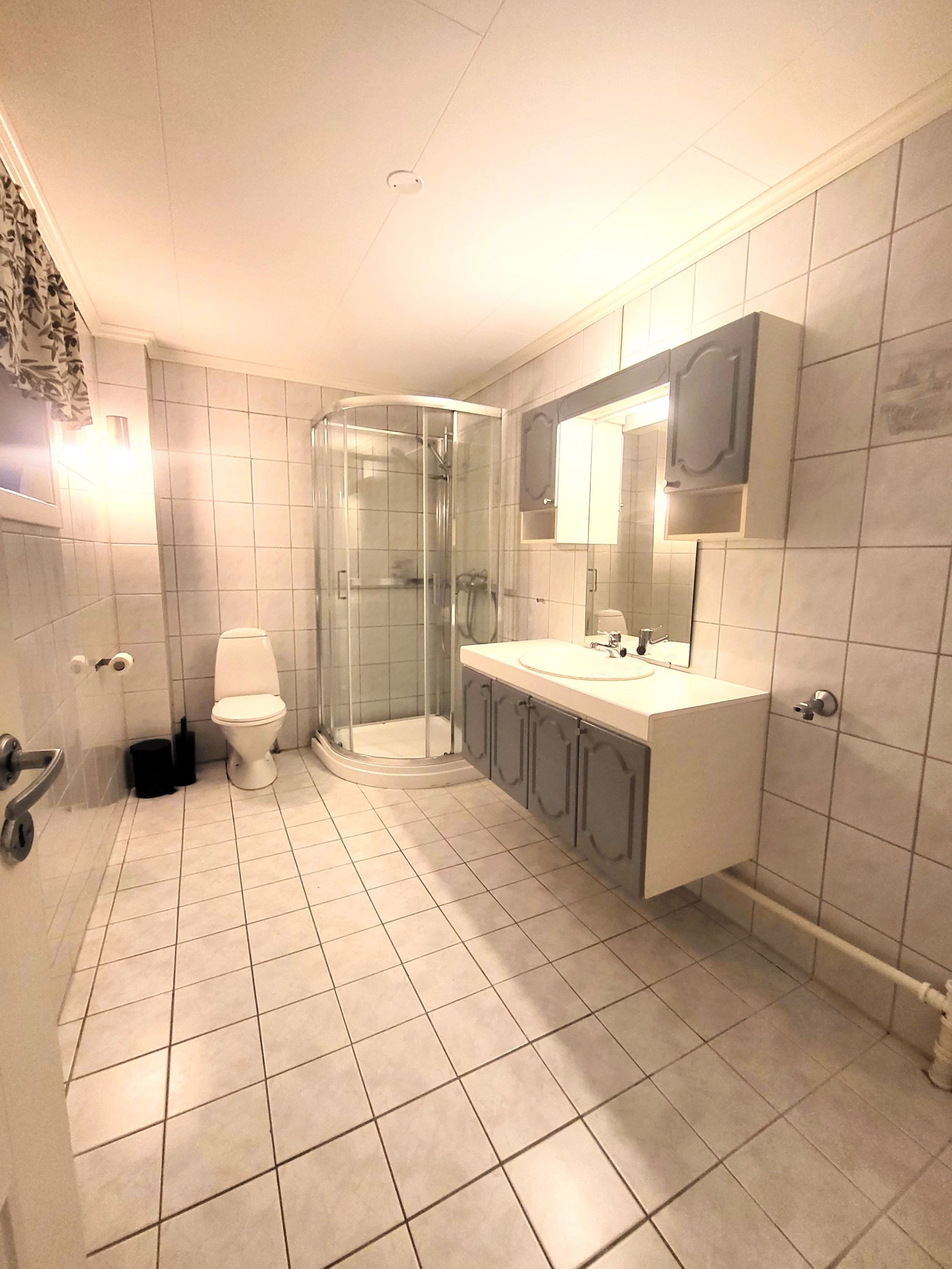 Stort bad med nytt dusjkabinett (2023) Galleribilde