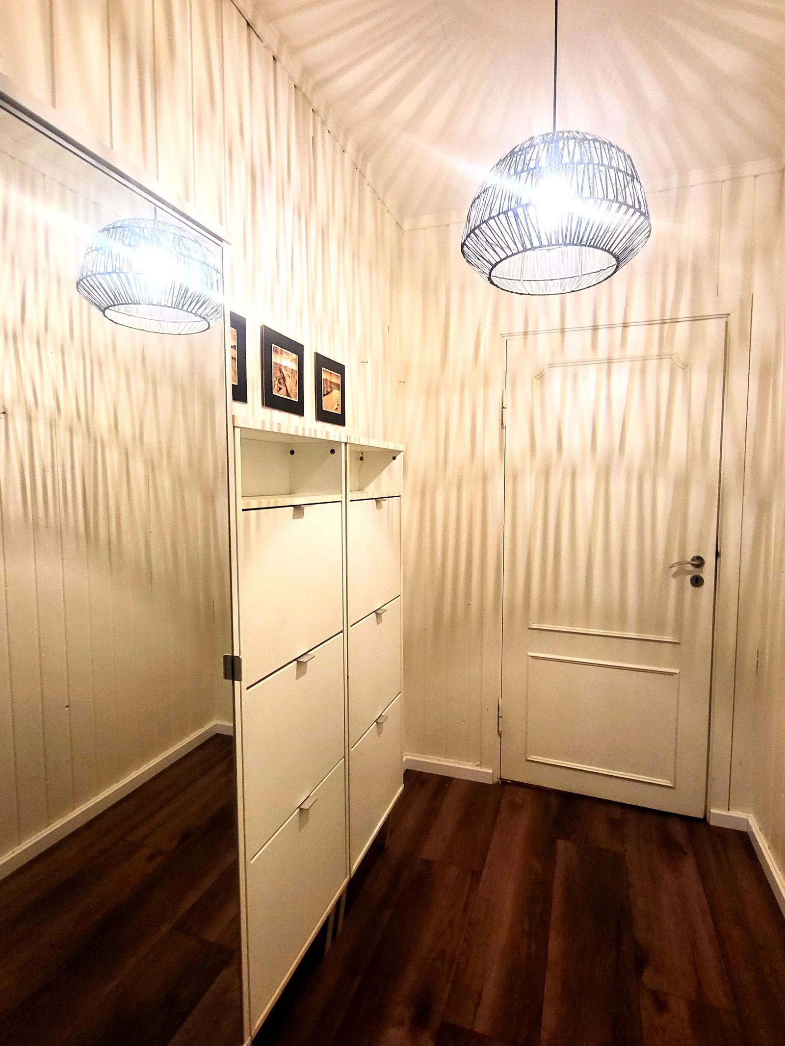 Stort praktisk speil i inngangspartiet Galleribilde