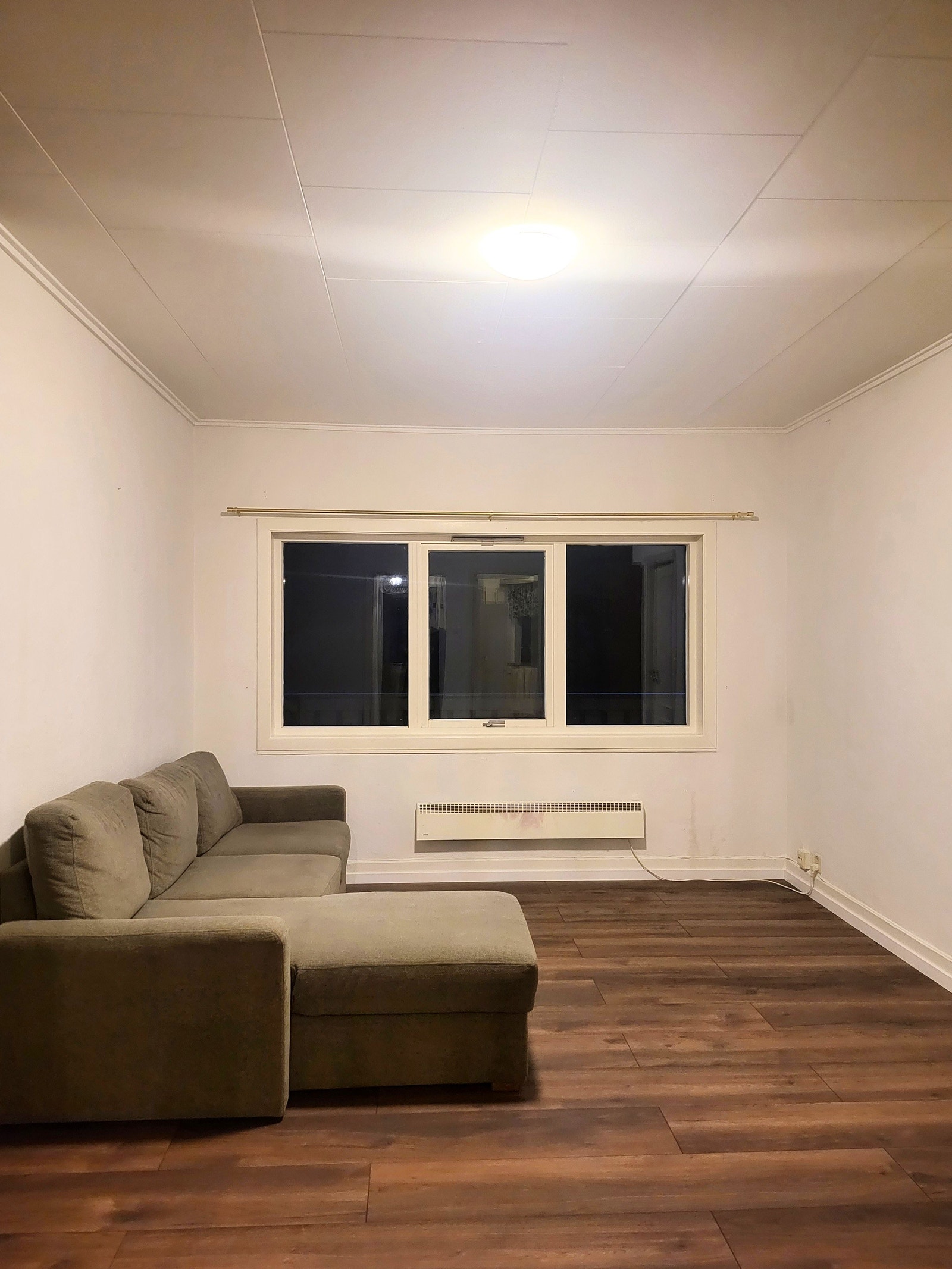 Stue med store vinduer og utsikt over hagen, har også tilhørende parti som kan brukes som spiseområdet, kontor, sov mm. Se neste bilder. Galleribilde