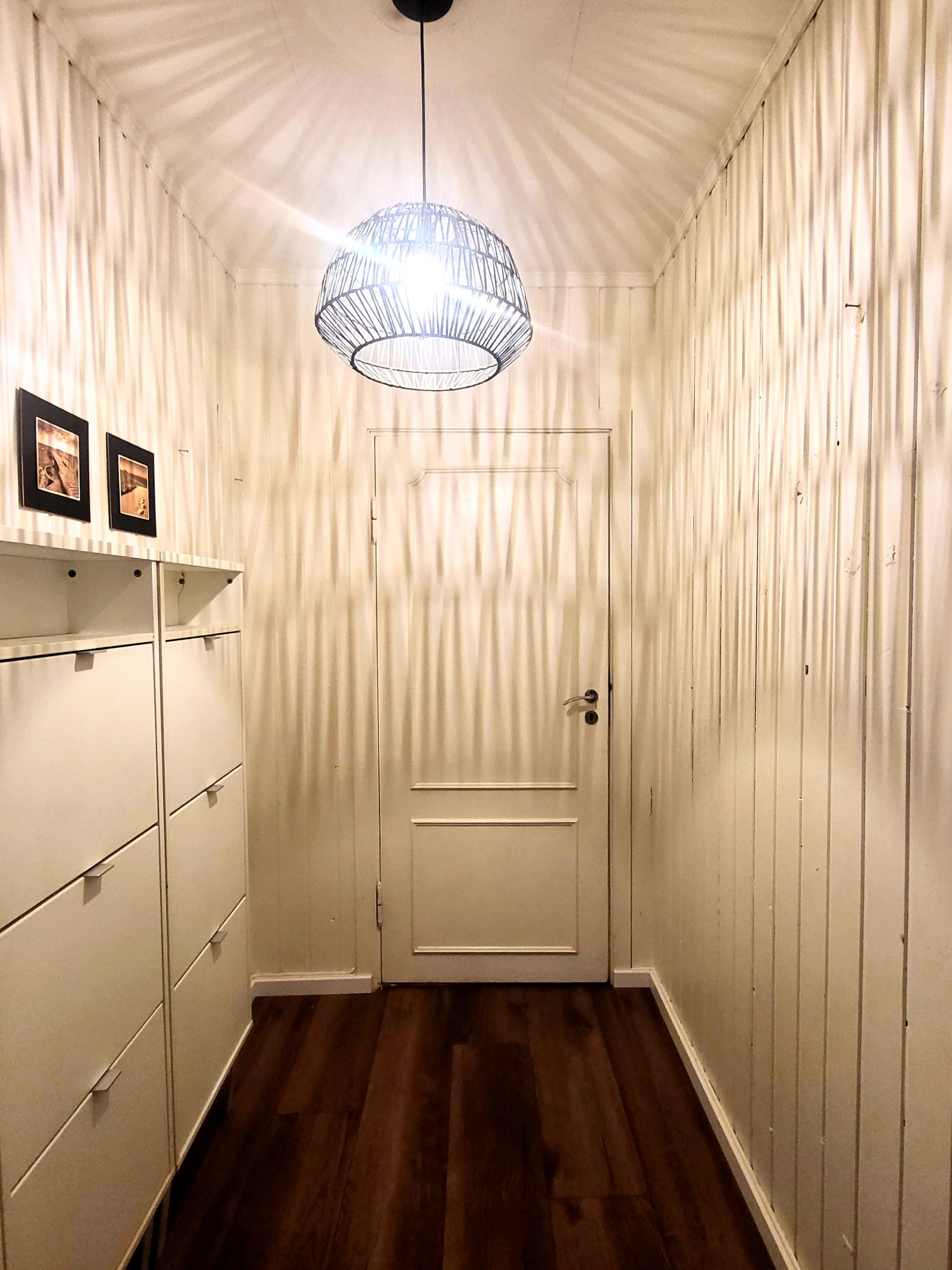 Inngangsparti med integrert oppbevaringsløsning for yttertøy og sko Galleribilde