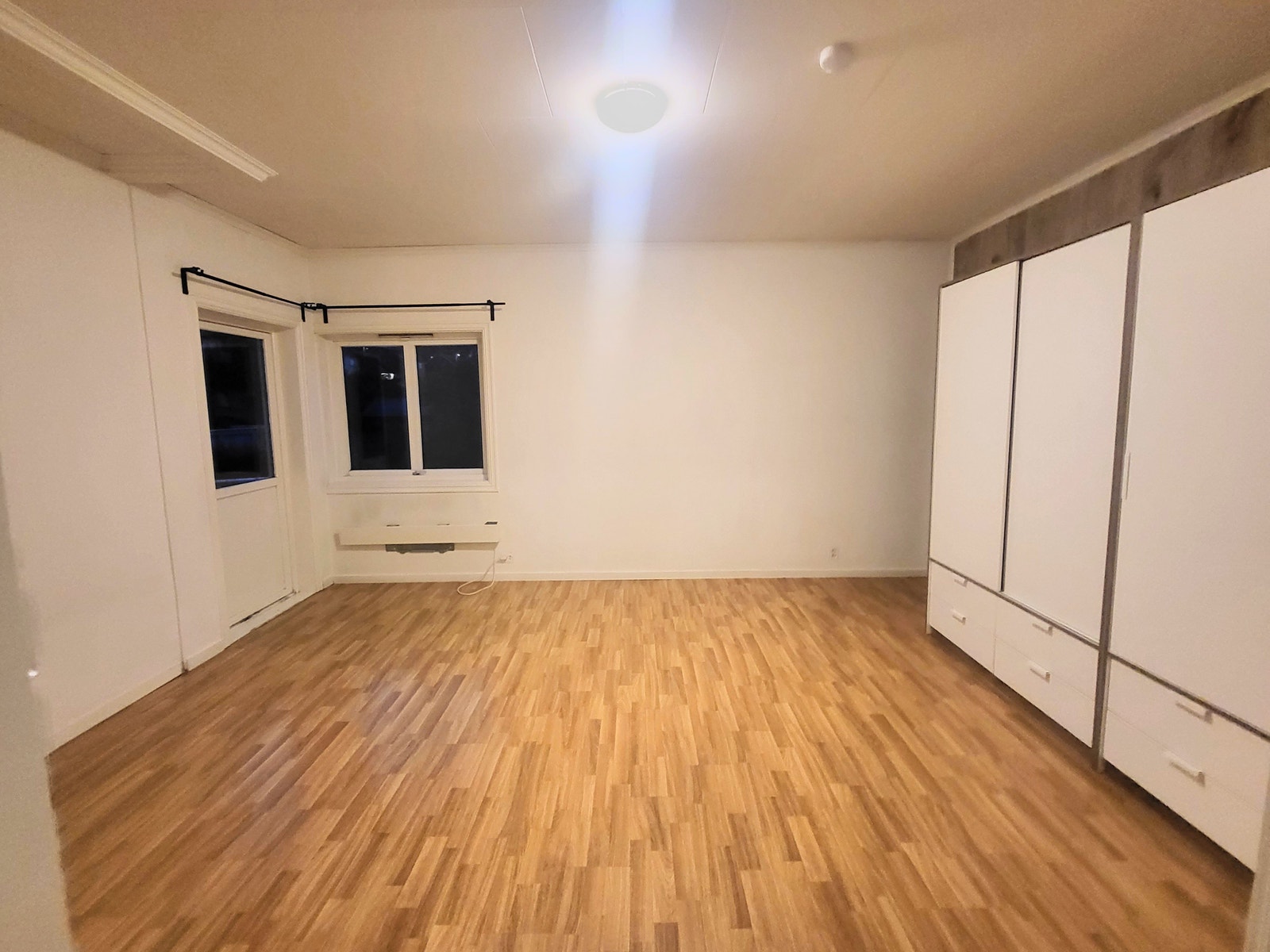 Stort soverom med moderne detaljer og parkett. Nyere store garderobeskap er installert (his&hers). Galleribilde