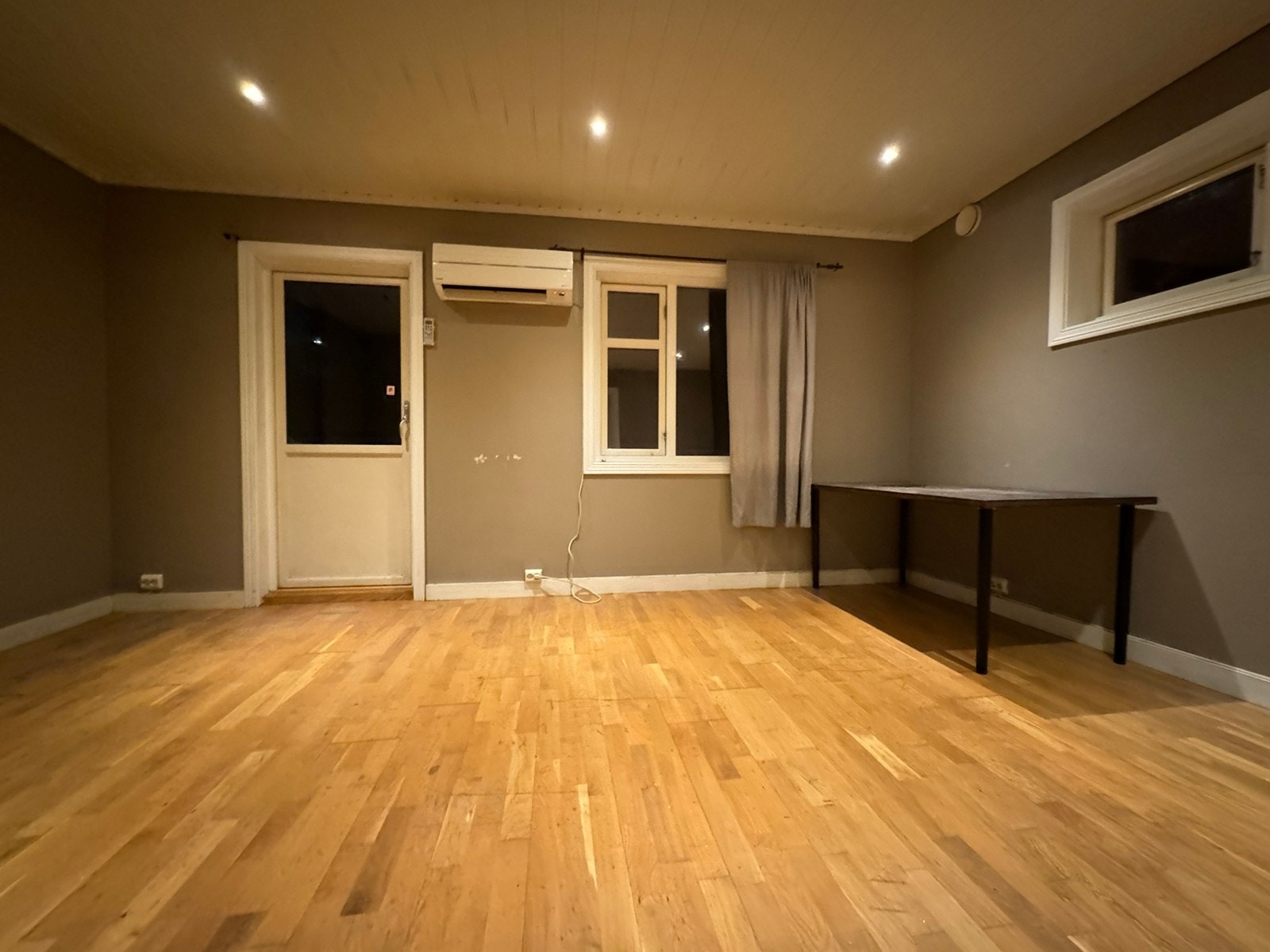 Romslig stue med nyere effektiv varmepumpe og vedovn. Galleribilde