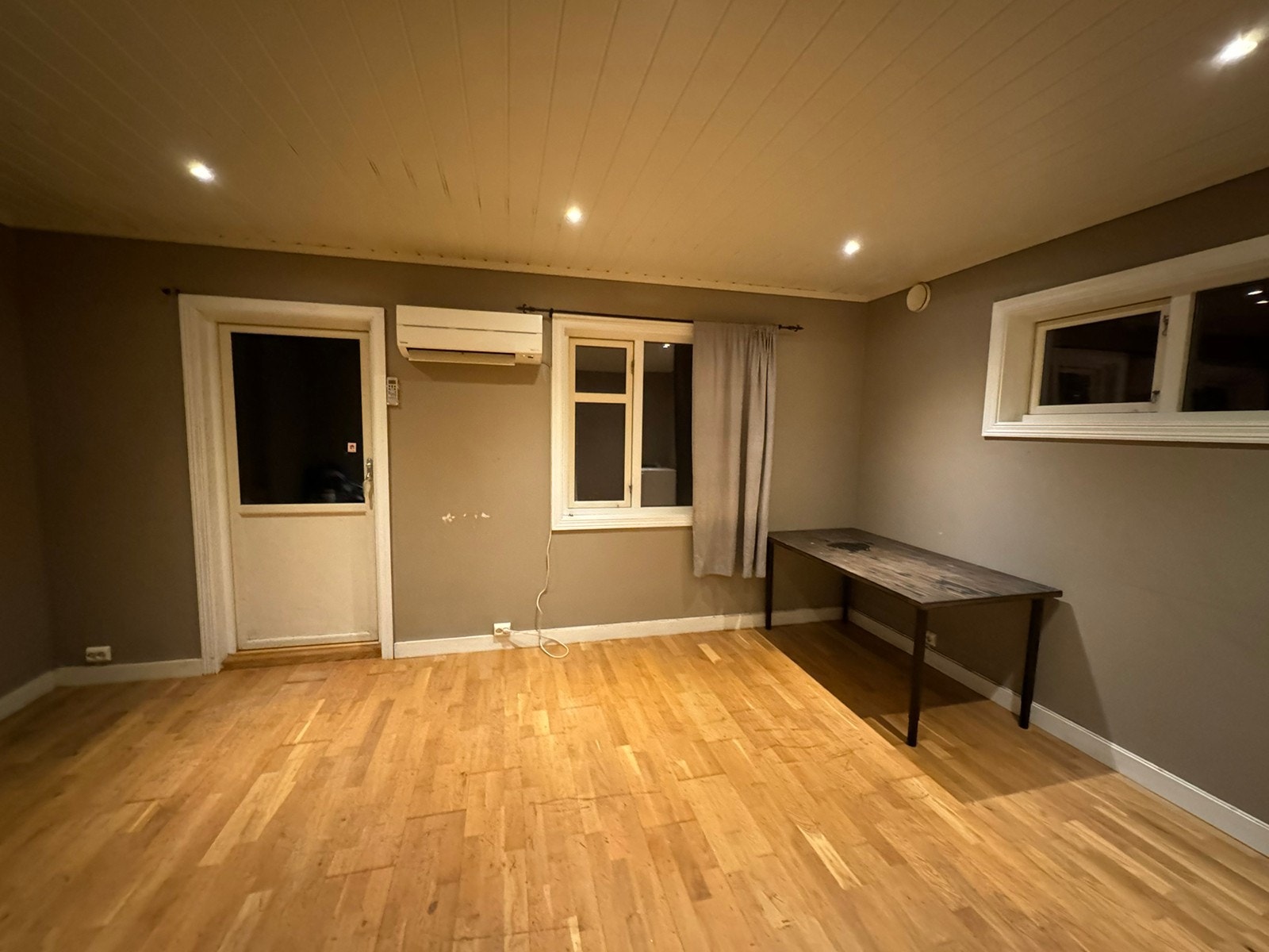 Romslig stue med nyere effektiv varmepumpe og vedovn. Galleribilde