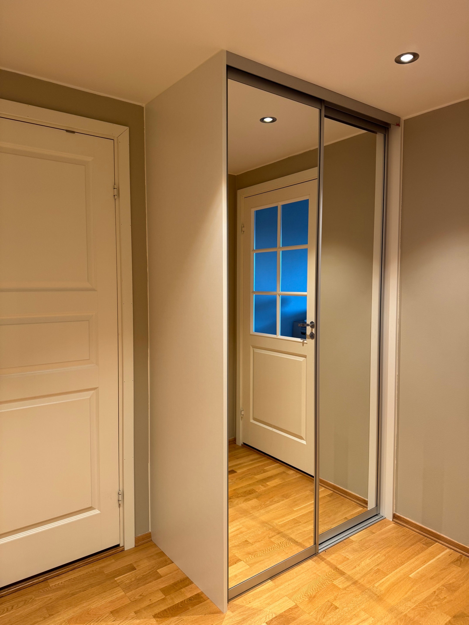 Garderobe gang Galleribilde