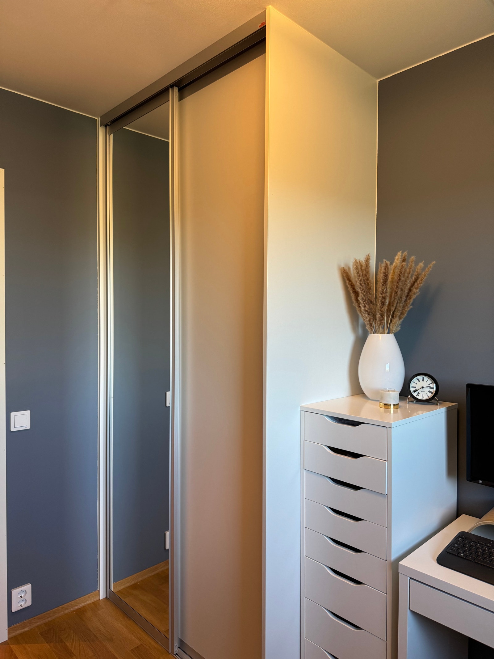 Garderobe Soverom 2/Kontor Galleribilde