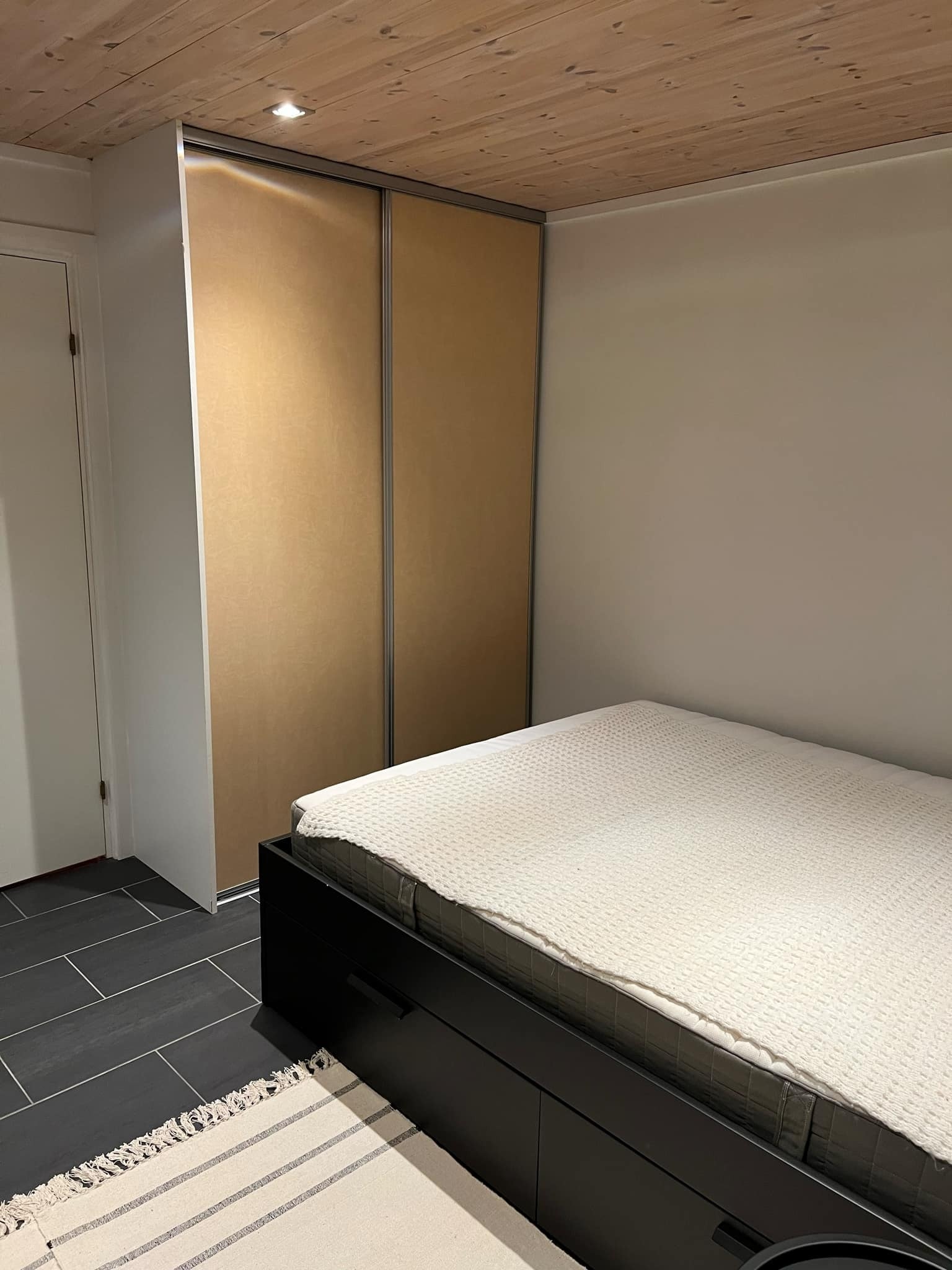 Soverom 1 med skyvedørsgarderobe Galleribilde