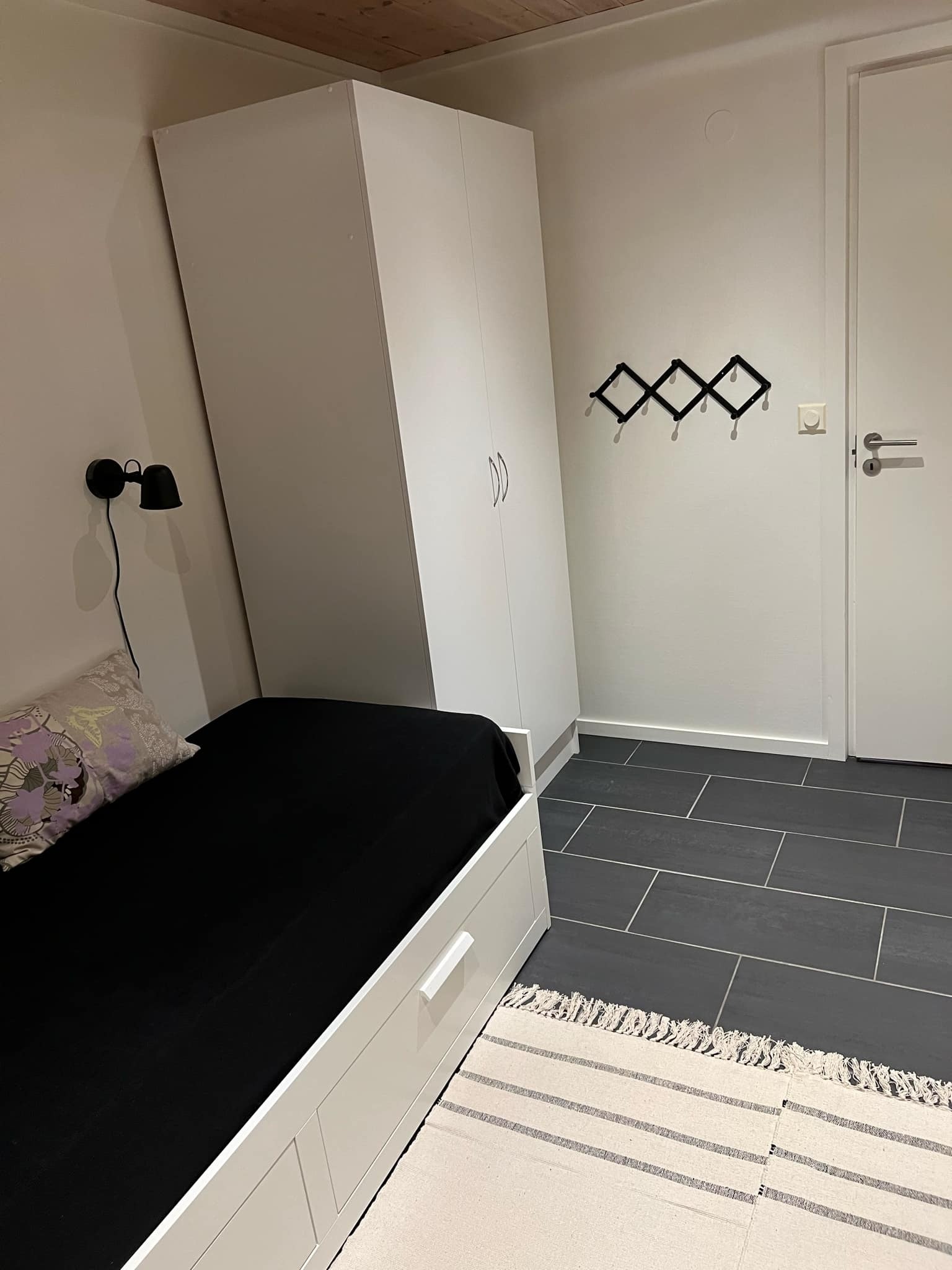 Soverom 1, sovesofa og ekstra kleskap Galleribilde