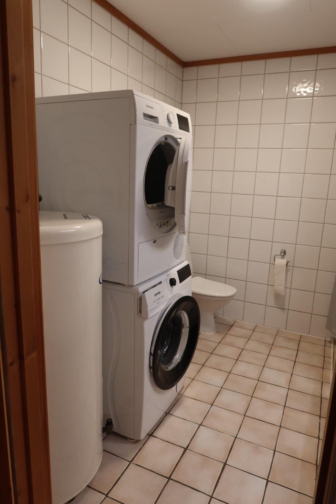 Bad med vaskemaskin og tørketrommel Galleribilde