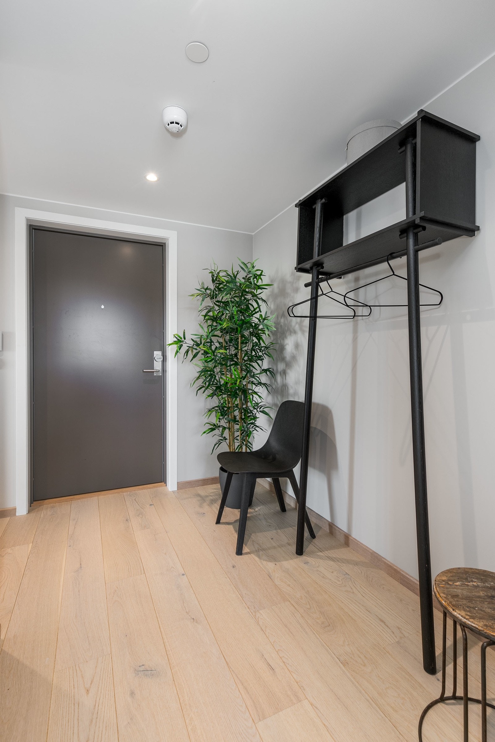 Lys og innbydende entrè med downlights i himlig. Rommet har god plass til garderobeløsning. Galleribilde