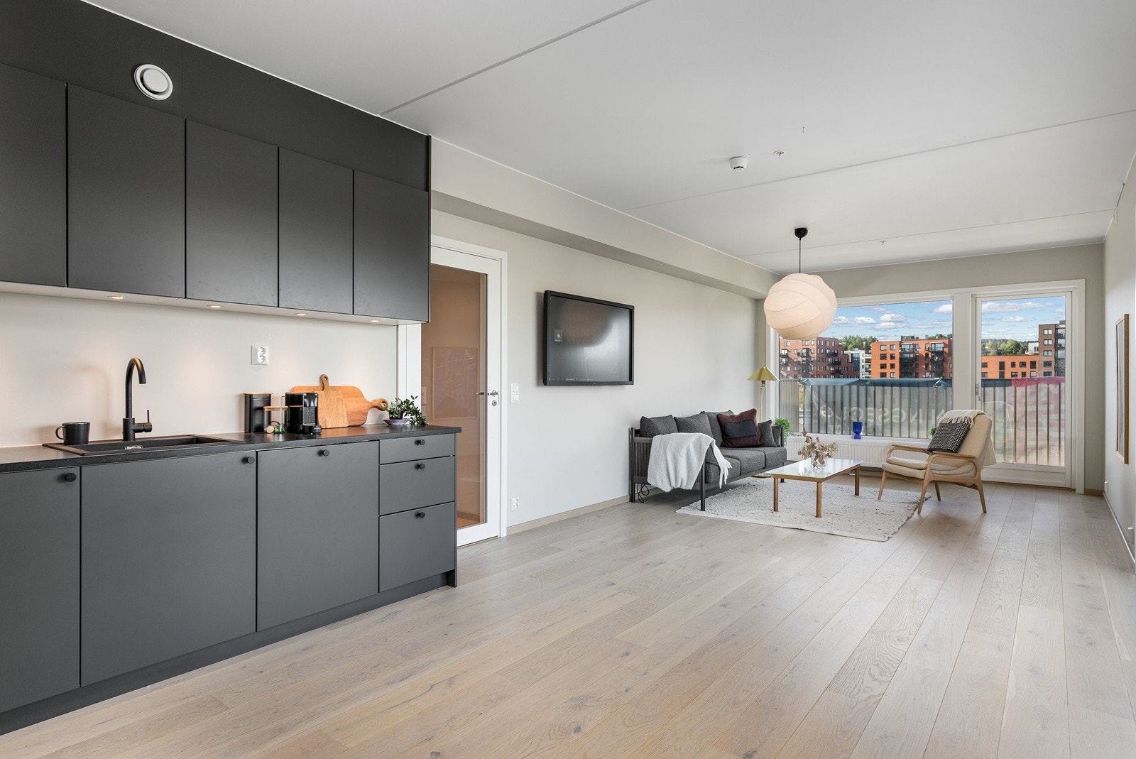 Kjøkkenet har integrerte hvitevarer; oppvaskmaskin, ovn, koketopp (induksjon), kjøl-/fryseskap og slimline avtrekksvifte. Galleribilde