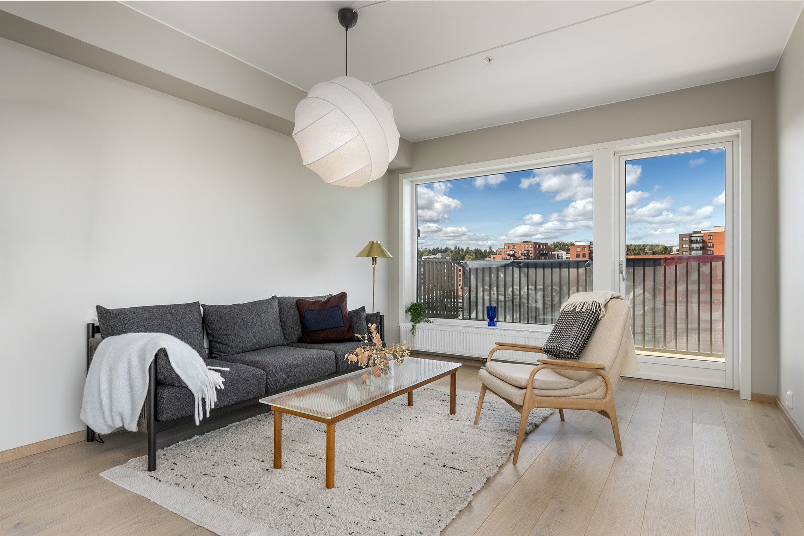 Leiligheten har en meget god og romslig planløsning. Det er utgang fra stuen til en vestvendt balkong! Galleribilde