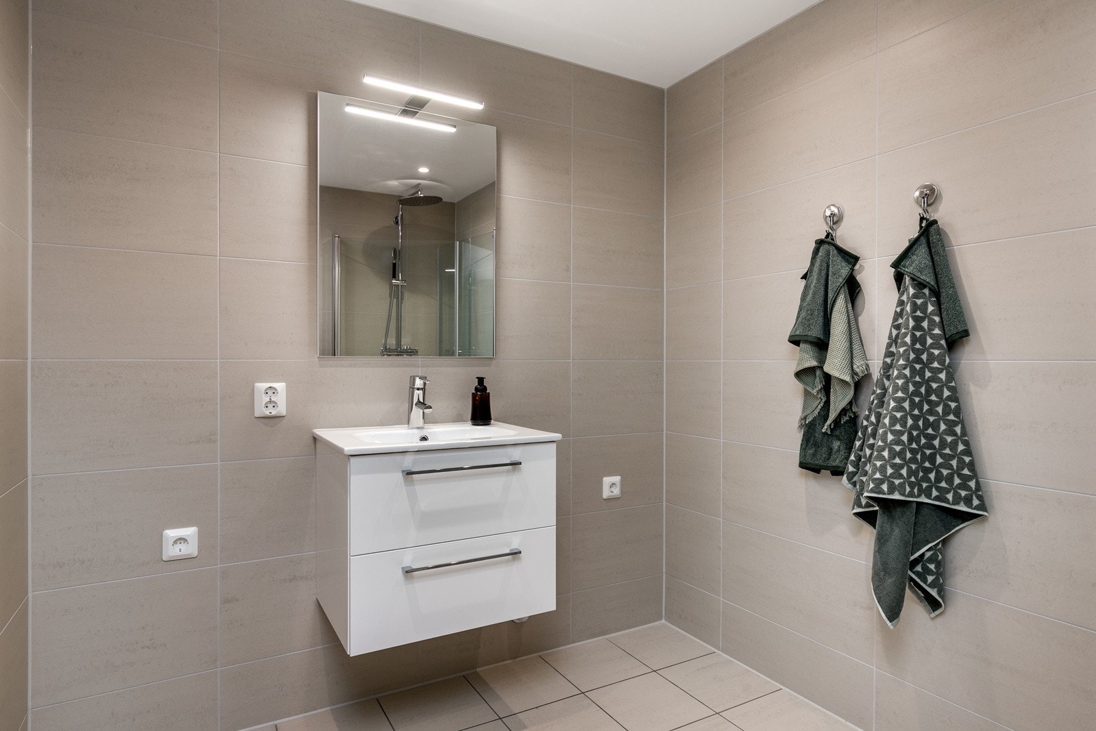 Leiligheten har to delikate flislagte bad. Begge badene er plassbygde. Galleribilde