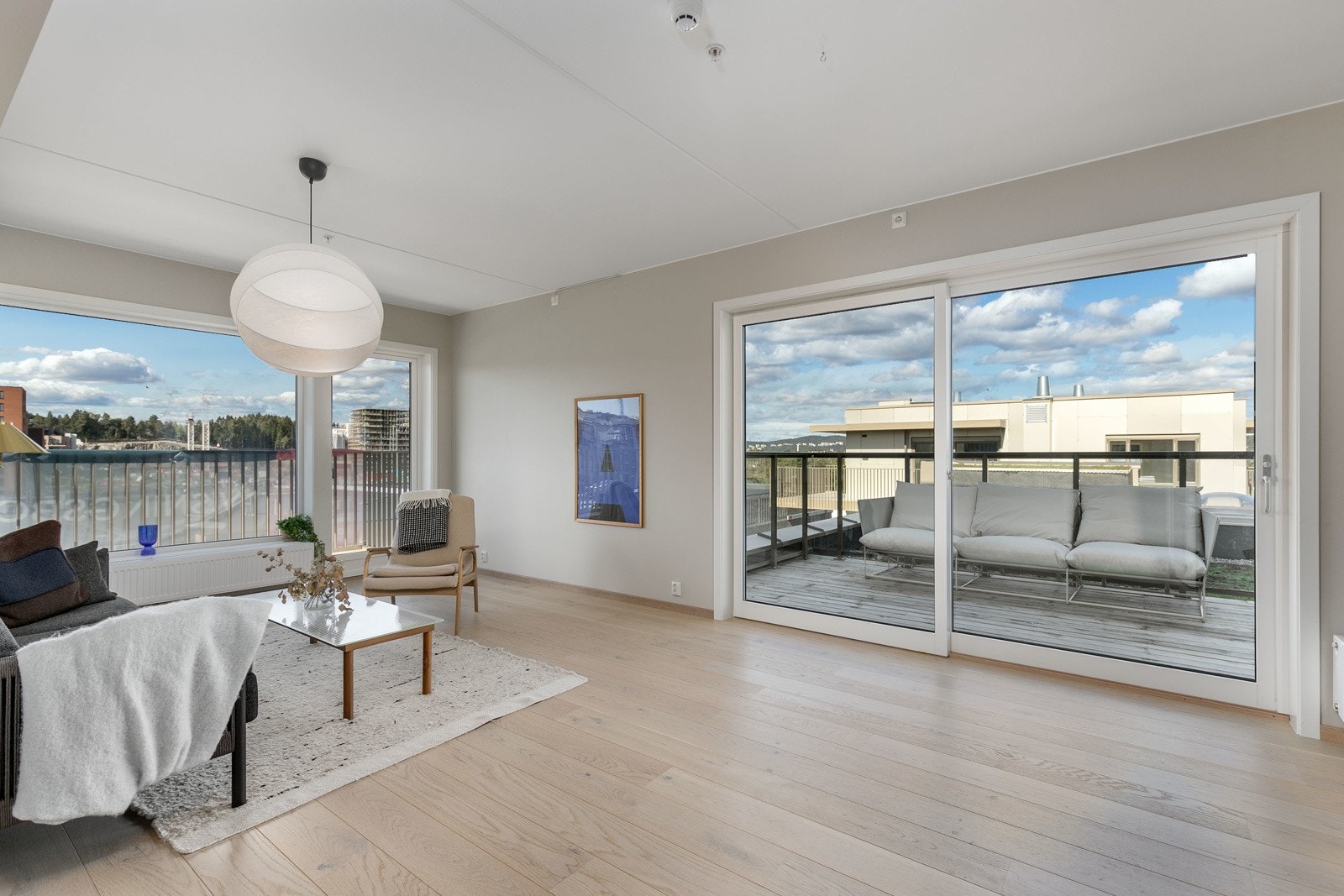 Leiligheten har store vinduer og får rikelig med innslipp av naturlig lys. Det er utgang til den flotte takterrassen via en stor skyvedør. Galleribilde