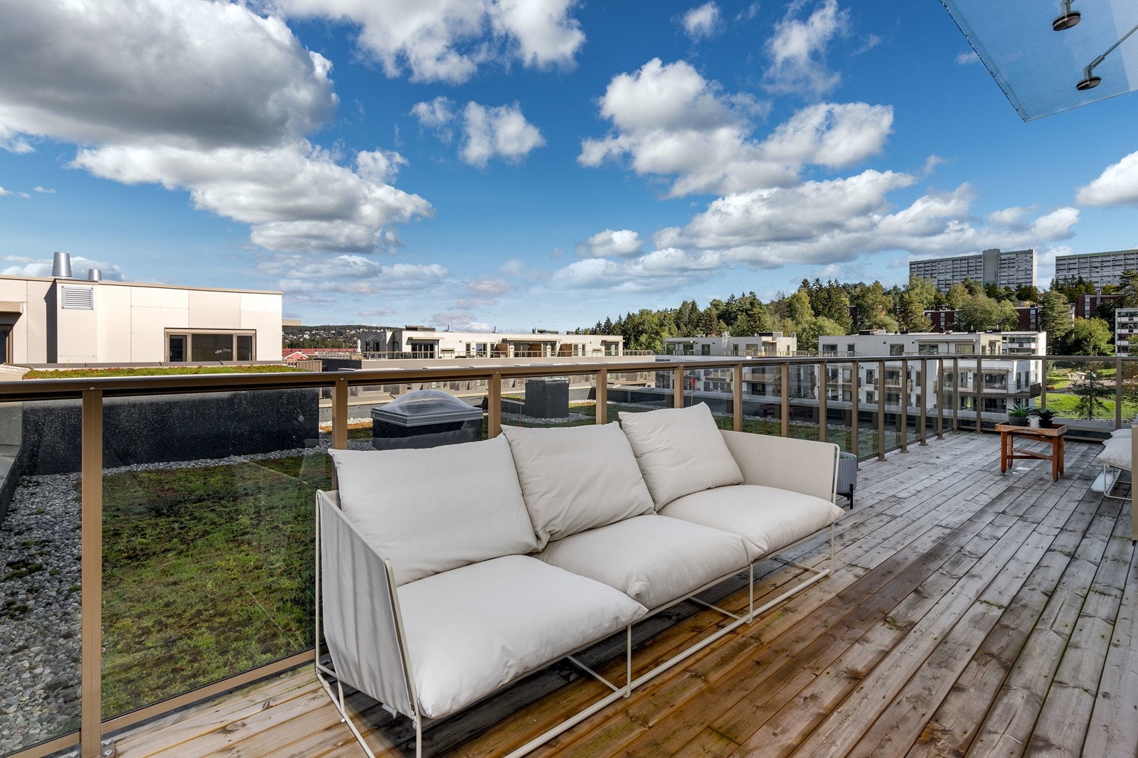 Stor og innbydende takterrasse på 28 kvm. Her kan du nyte herlig ettermiddag- og kveldssol! Galleribilde