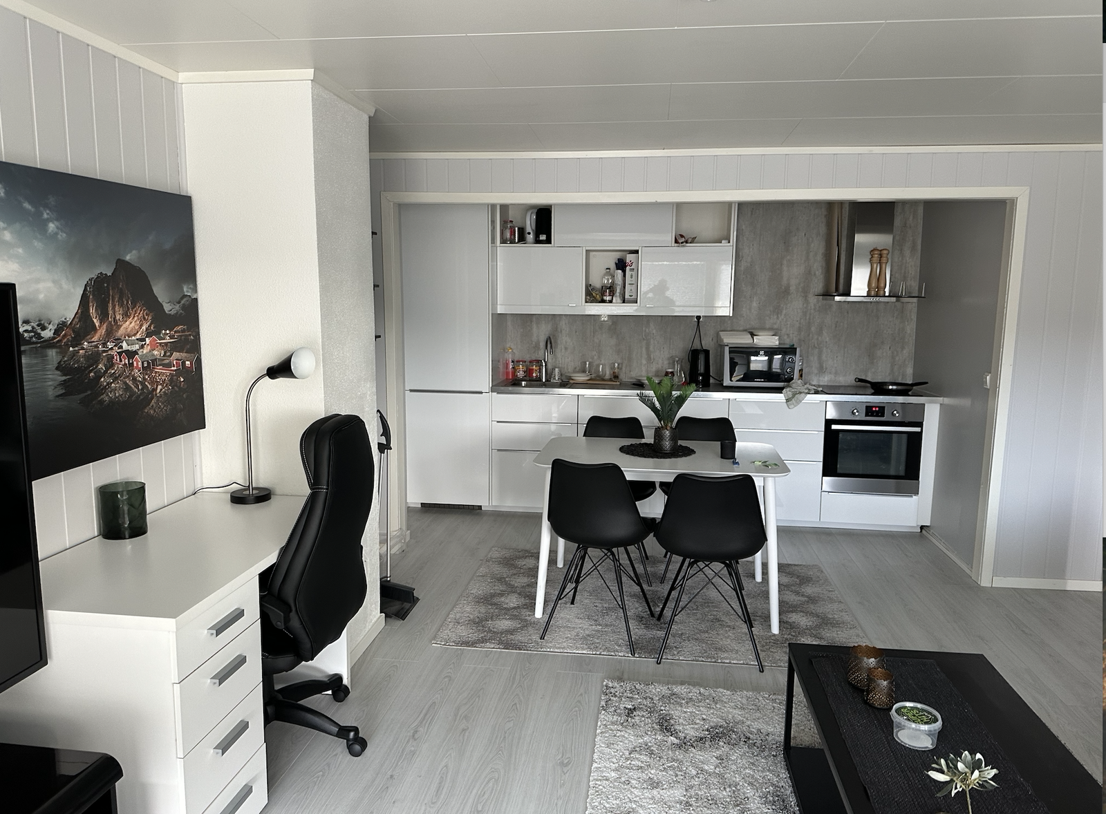 Åpen stue kjøkken løsning, med god plass til spisebord Galleribilde