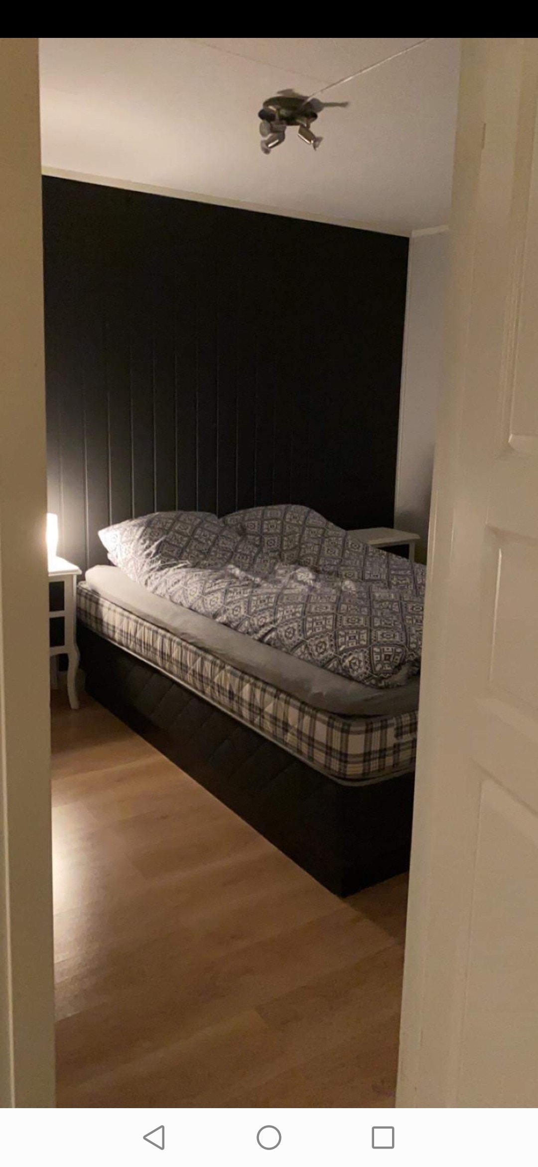 Soverom, plass til stor seng (180cm) med tilhørende nattbord Galleribilde