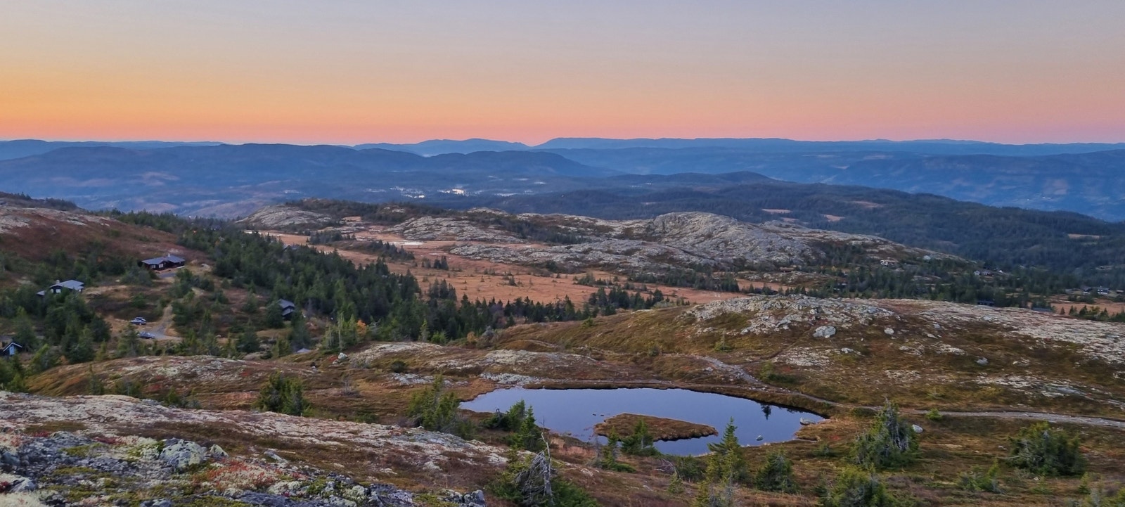Fjellterrenget. Hytta ligger ca 2 km herfra i fjellskogen. Galleribilde