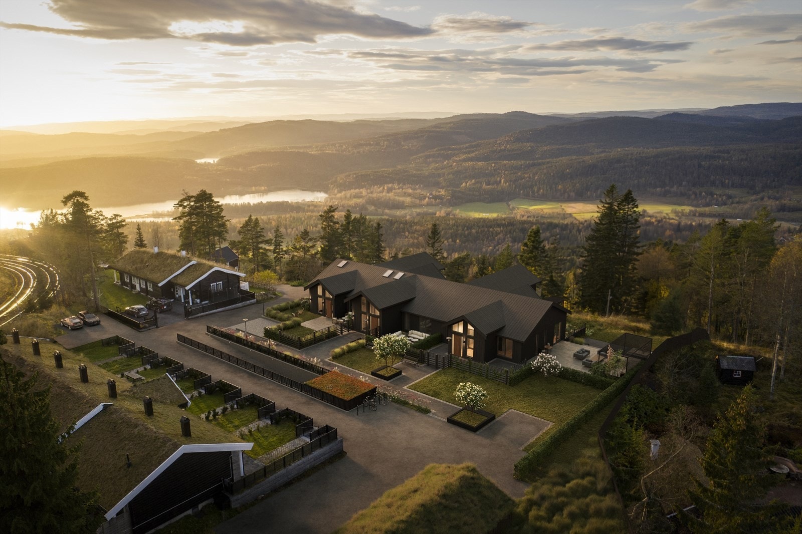 Bygget er over to etasjeplan, og det er heisadkomst til 2. etasje. Bebyggelsen ligger på en stor, romslig og frodig tomt som grenser til friområde med turstier, skiløyper og sykkelstier rett utenfor inngangsdøren. Illustrasjonsfoto. Galleribilde