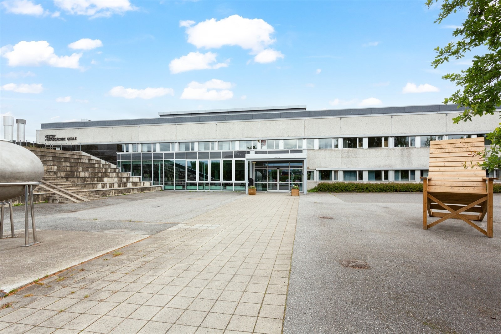 Vestby videregående skole er en offentlig videregående skole som ligger like utenfor Vestby sentrum Galleribilde
