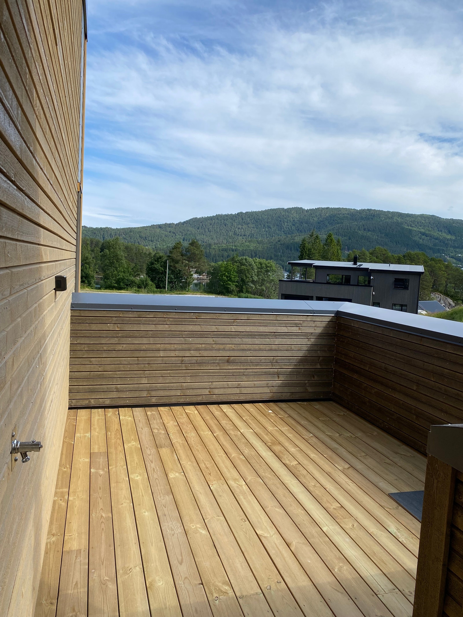 Leilegheiter oppe har også terrasse ved inngangspartiet Galleribilde