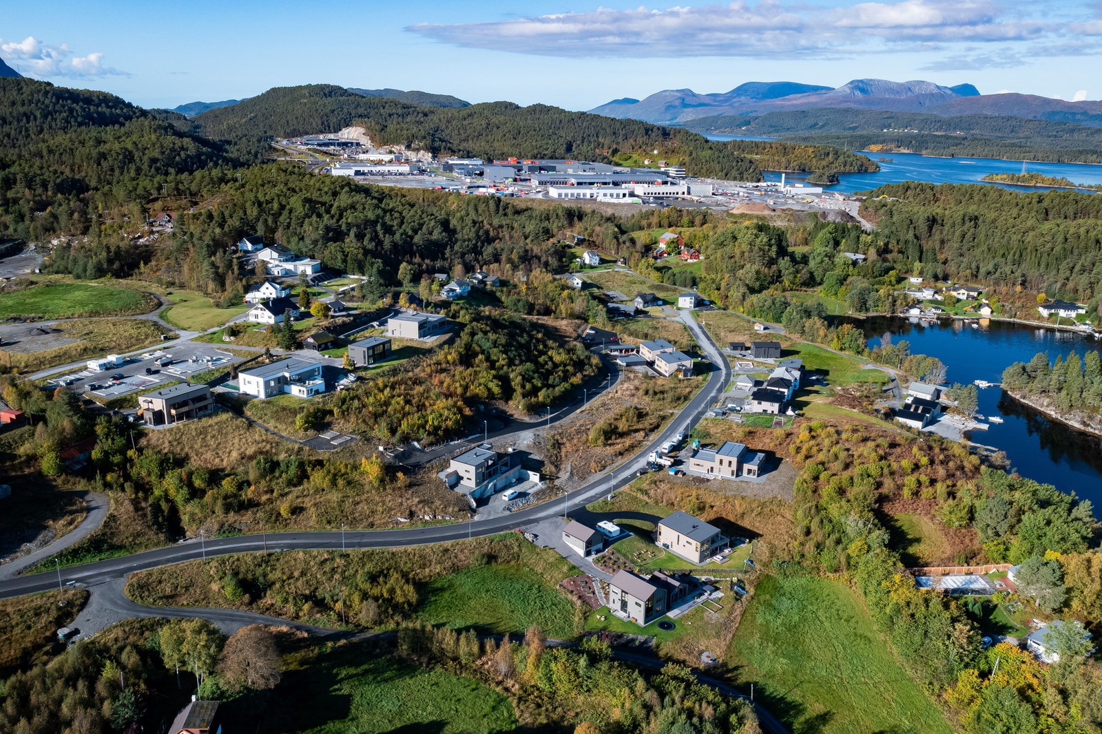 4-mannsbustaden ligg på den støypte plata heilt øverst til venstre på bilde Galleribilde